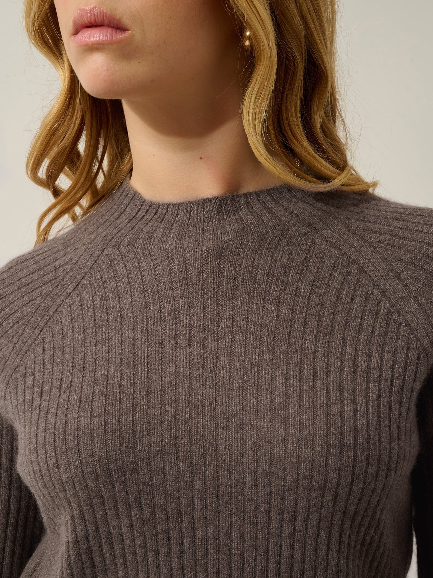 assia pull col montant boutons poignets taupe chiné 100% cachemire