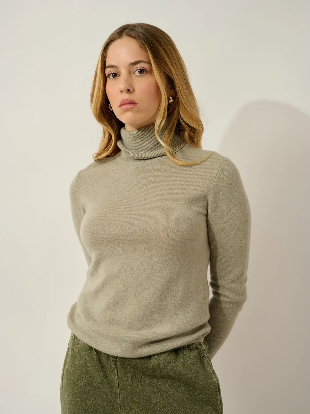 BISE pull col roulé olive