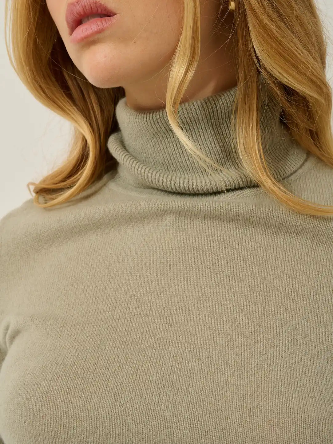 BISE pull col roulé olive