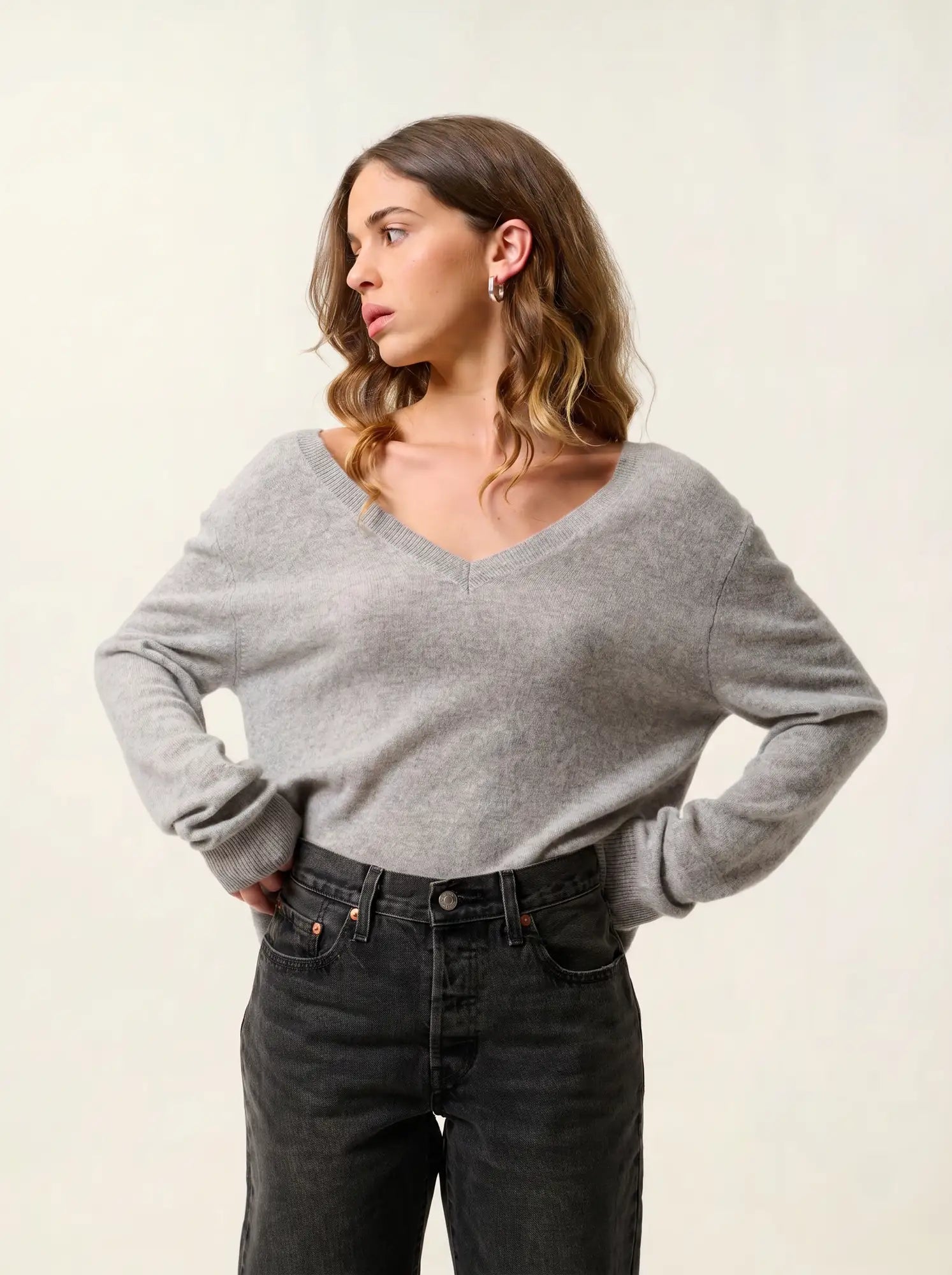 GIEGN Sweater V-Neck Front and Back Heather Cloud