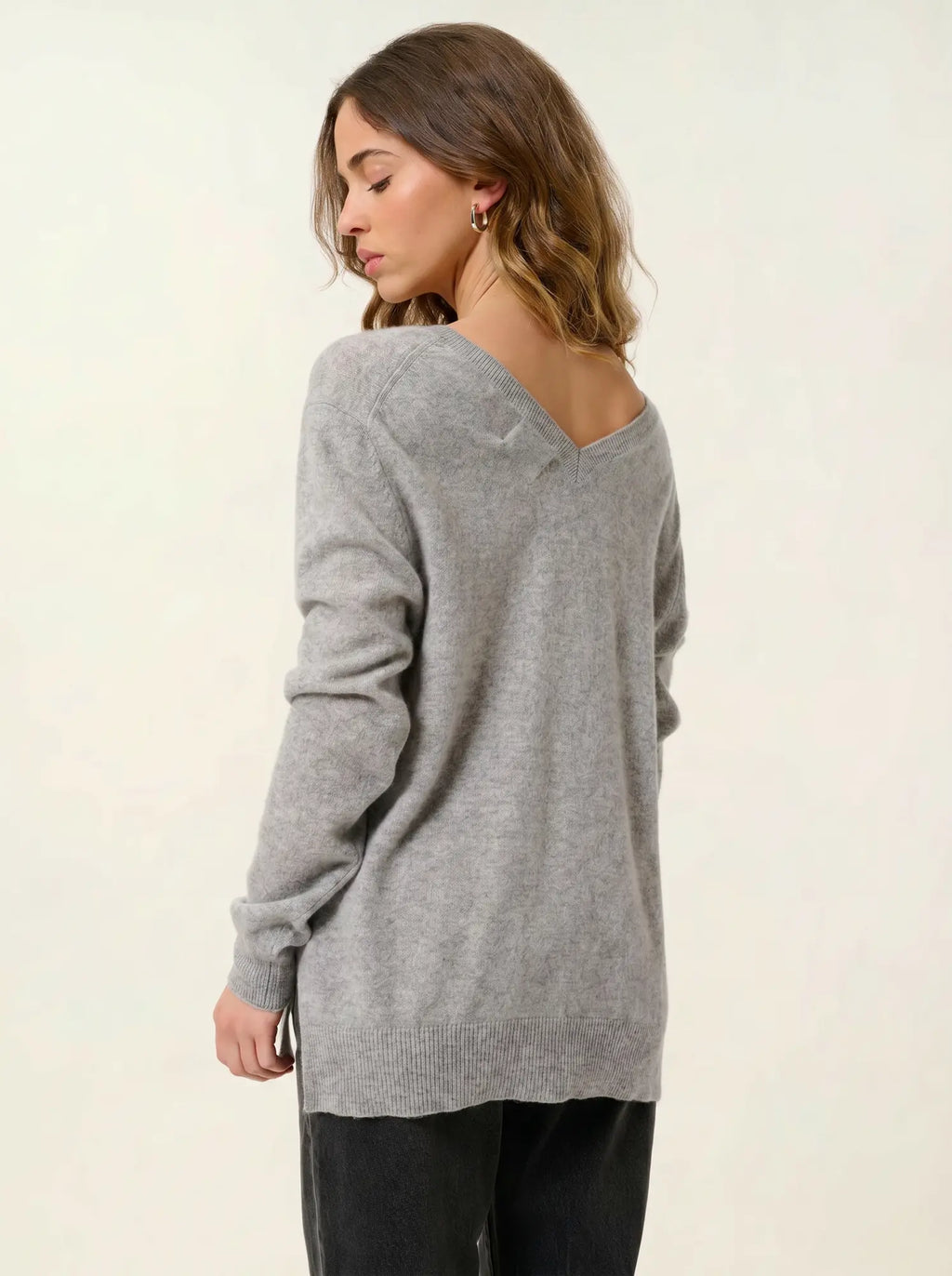 GIEGN Sweater V-Neck Front and Back Heather Cloud