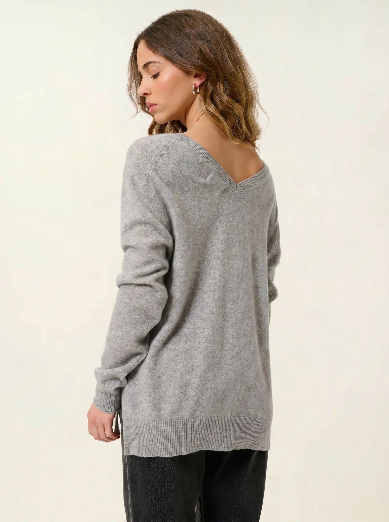 GIEGN Sweater V-Neck Front and Back Heather Cloud