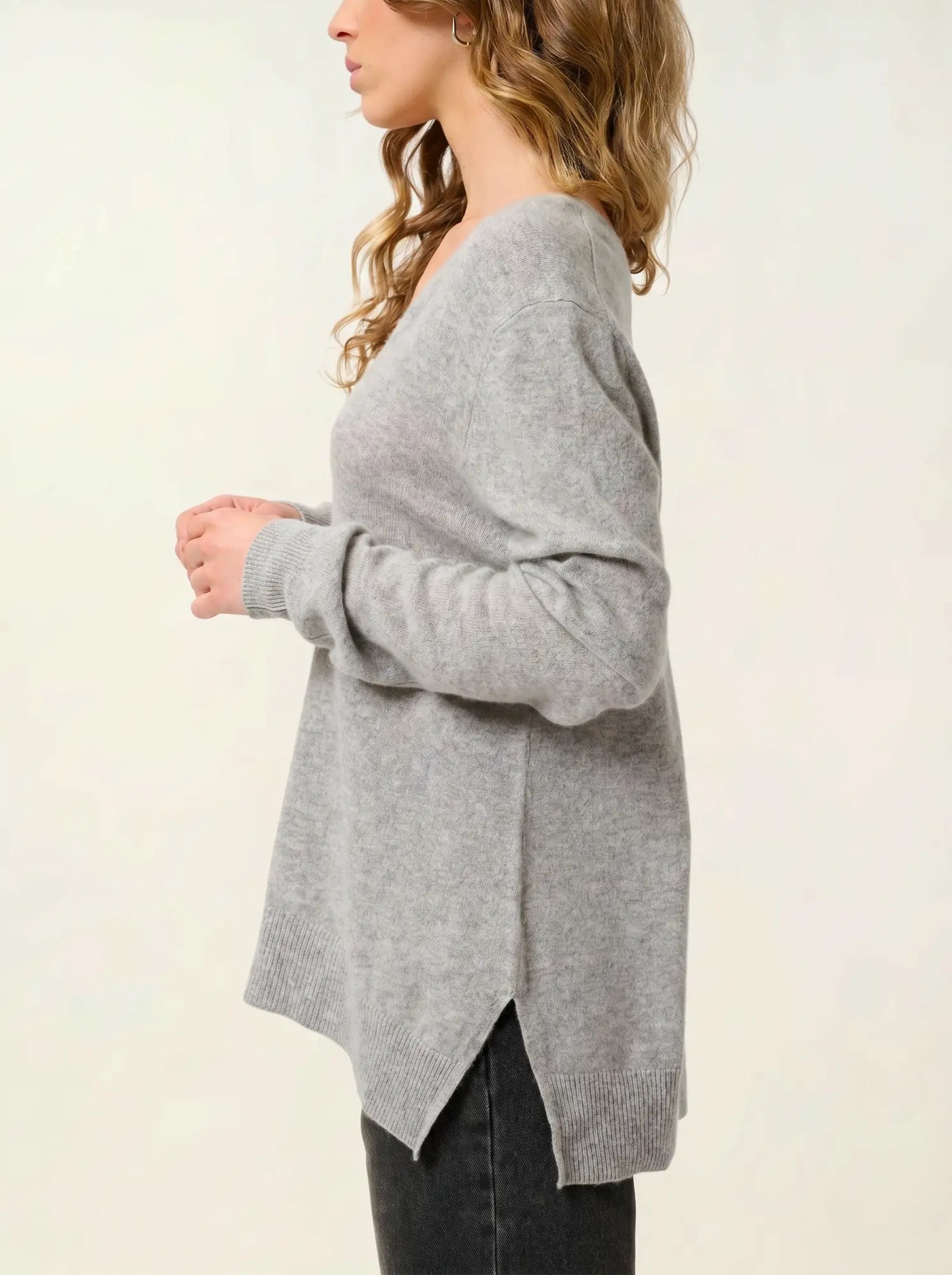 GIEGN Sweater V-Neck Front and Back Heather Cloud