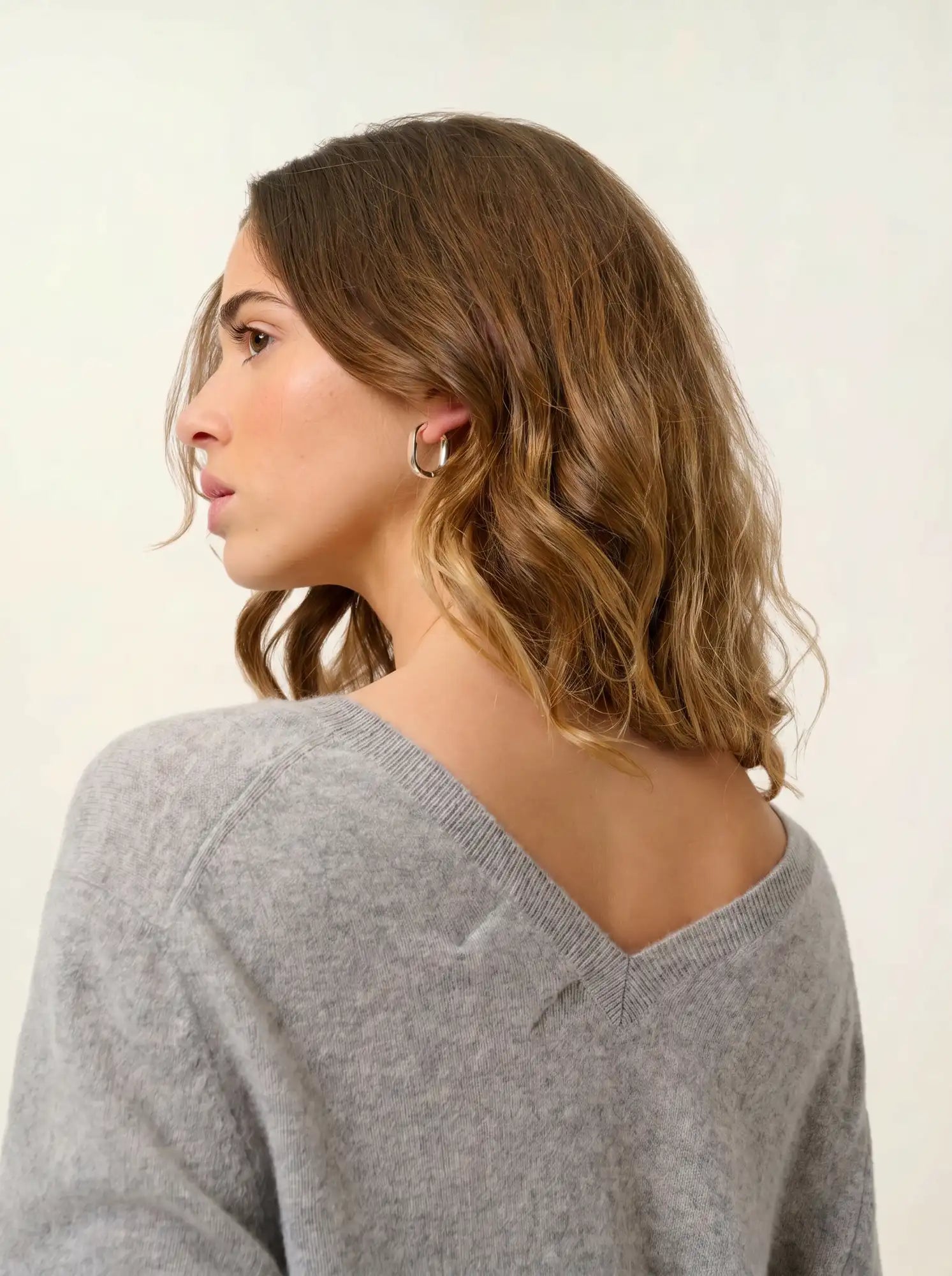 GIEGN Sweater V-Neck Front and Back Heather Cloud