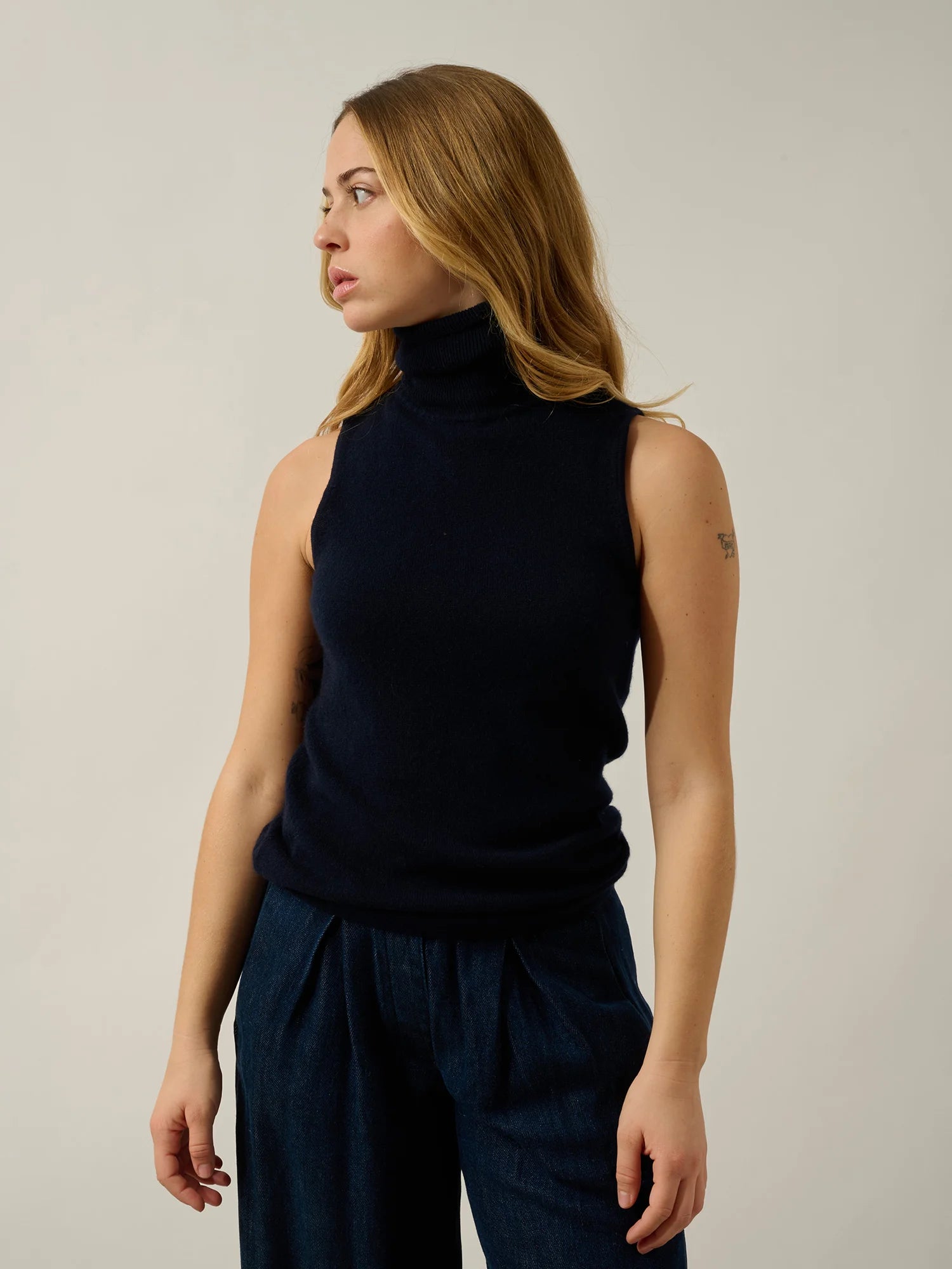 CAPUCIN pull col roulé sans manches bleu marine