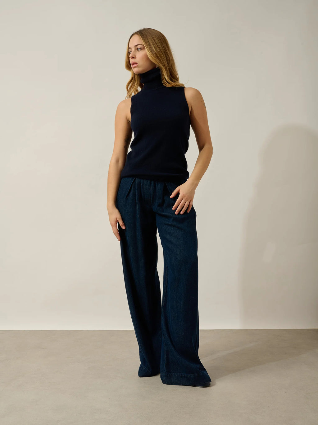 CAPUCIN pull col roulé sans manches bleu marine