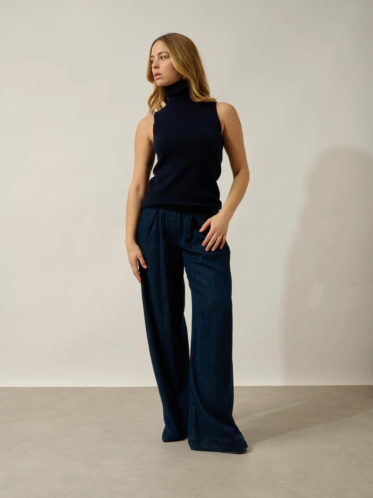 CAPUCIN pull col roulé sans manches bleu marine