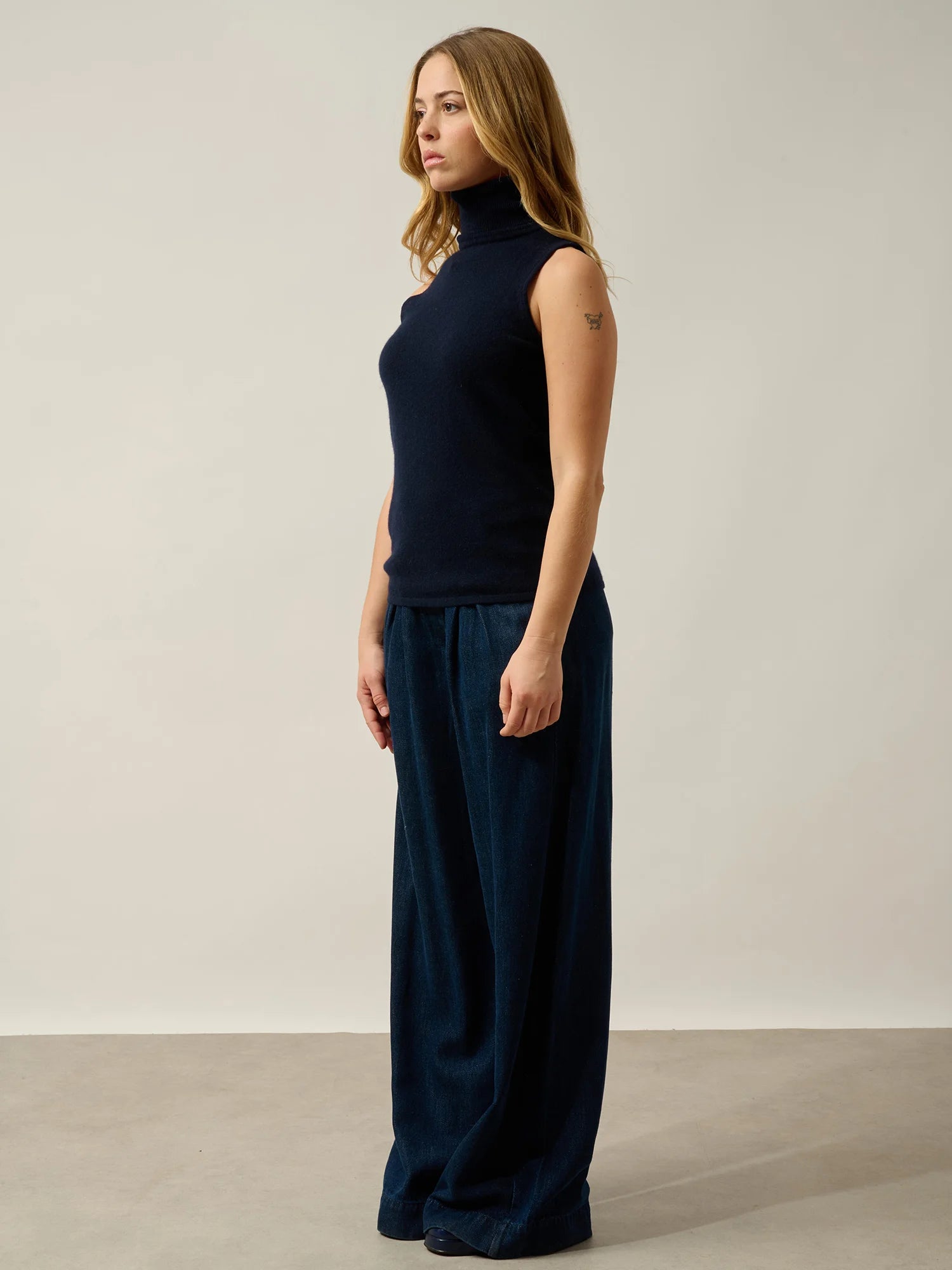 CAPUCIN pull col roulé sans manches bleu marine
