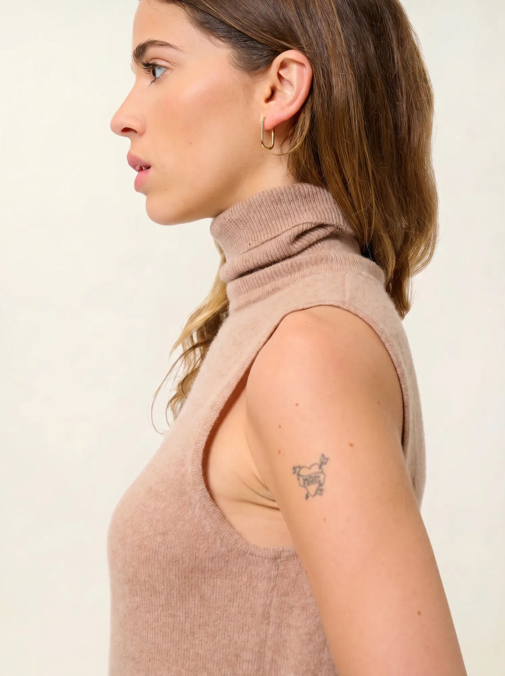 CAPUCIN pull col roulé sans manches camel chiné