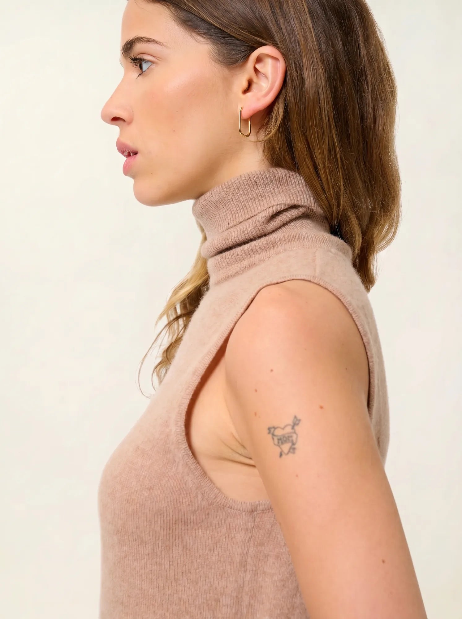 CAPUCIN pull col roulé sans manches camel chiné