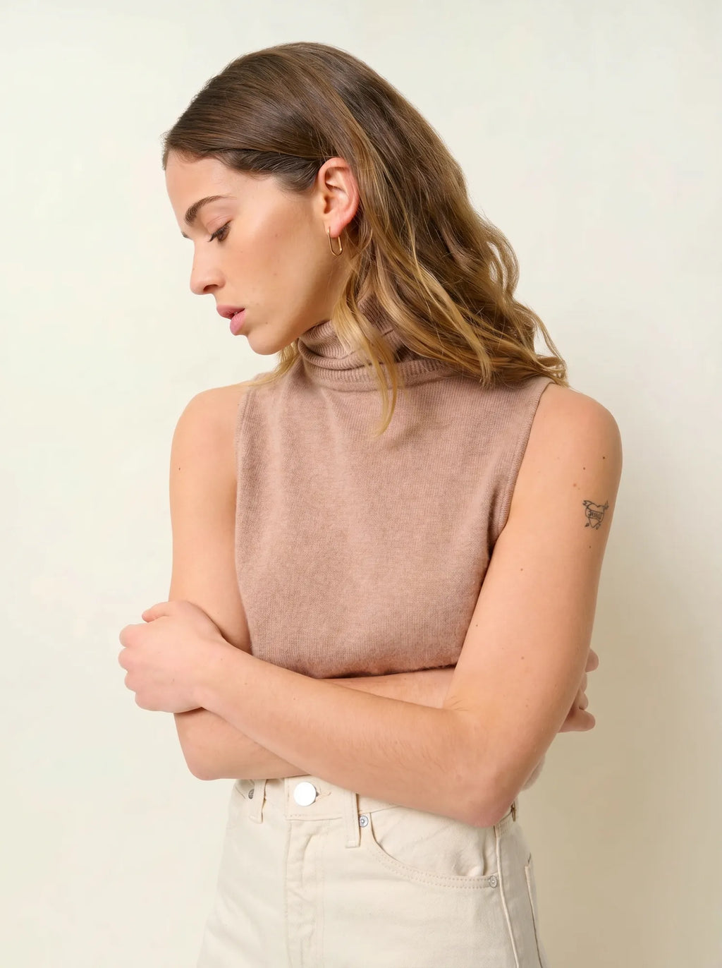 CAPUCIN pull col roulé sans manches camel chiné