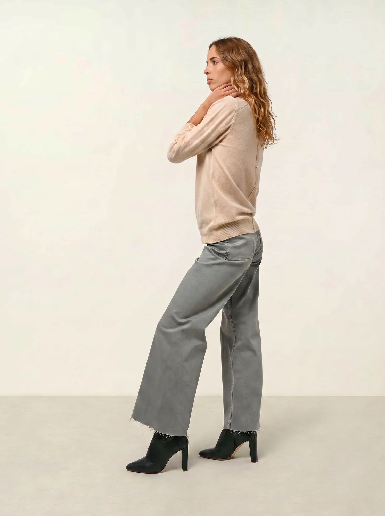ESTARIS Sweater Crew Neck Buttoned Back Sand