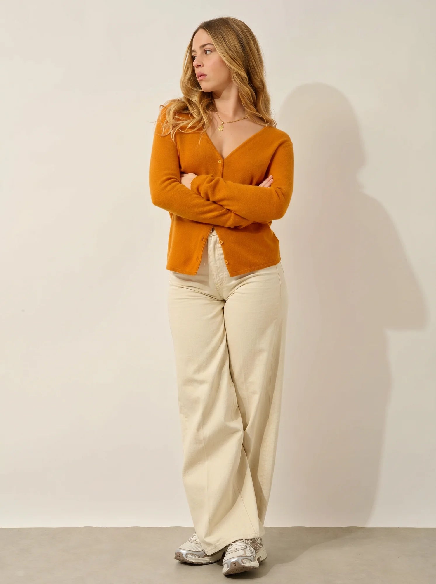 CHALAIS Strickjacke V-Ausschnitt Ocker