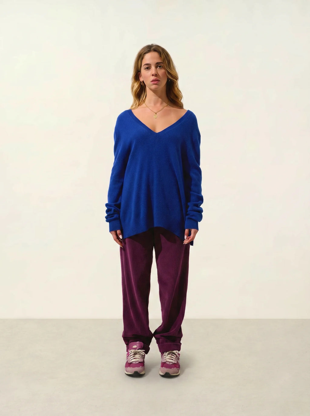 GIEGN Pullover V-Ausschnitt vorne und hinten Ultramarin