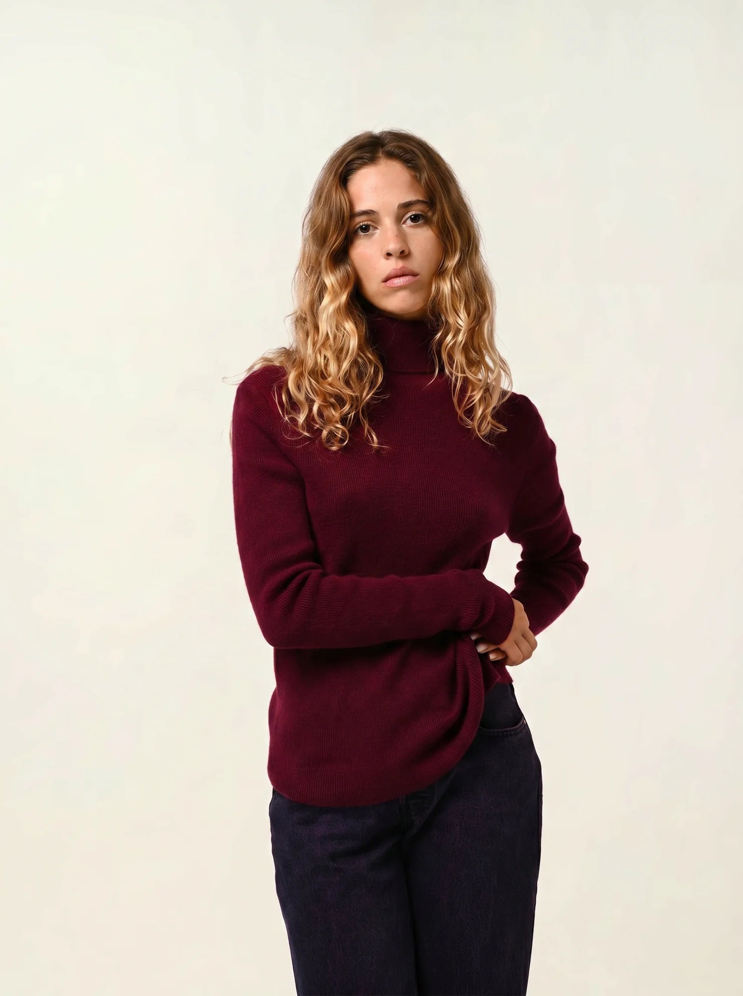 SUZIE pull col roulé bordeaux