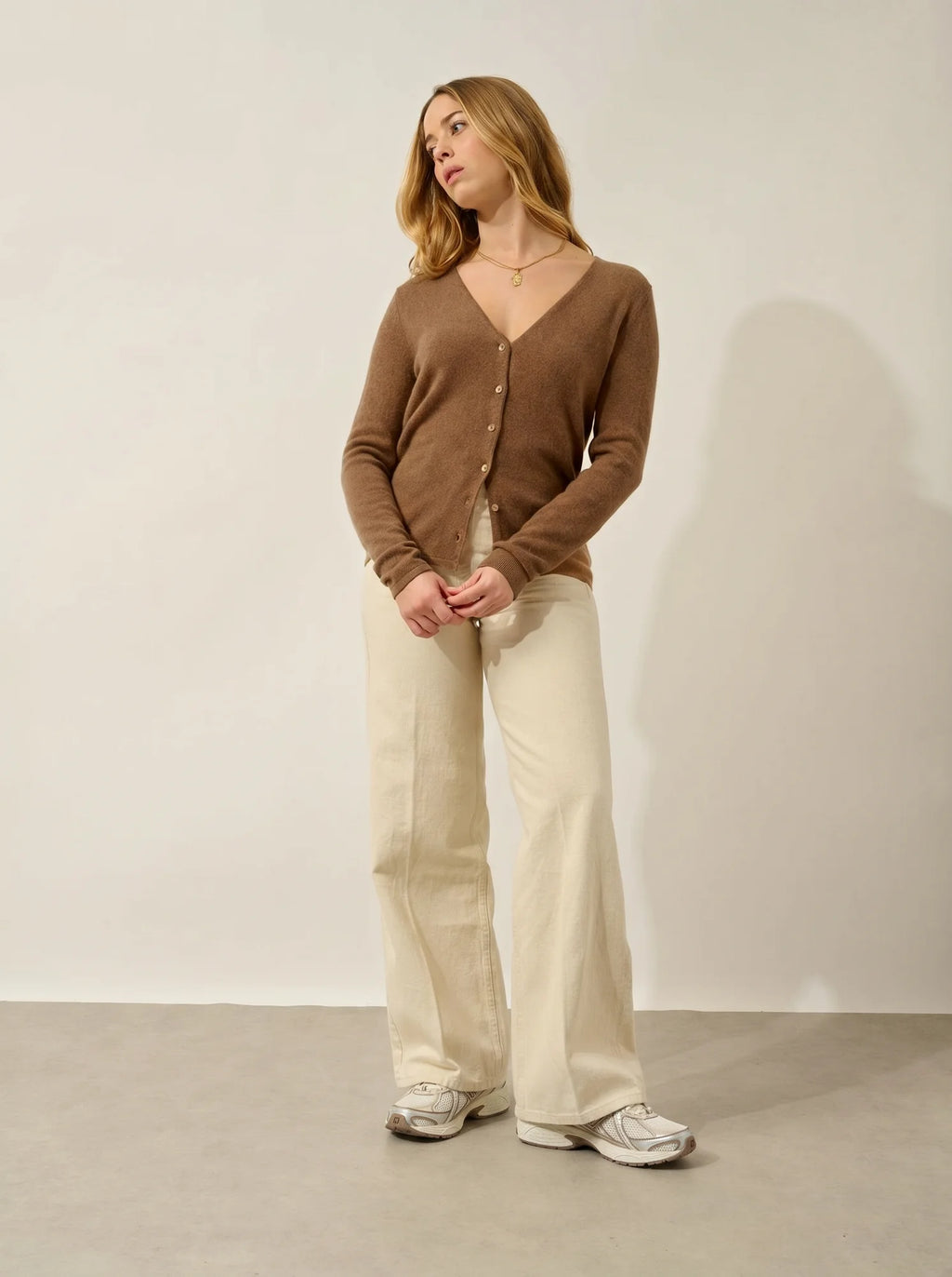 CHALAIS Strickjacke V-Ausschnitt Haselnussbraun