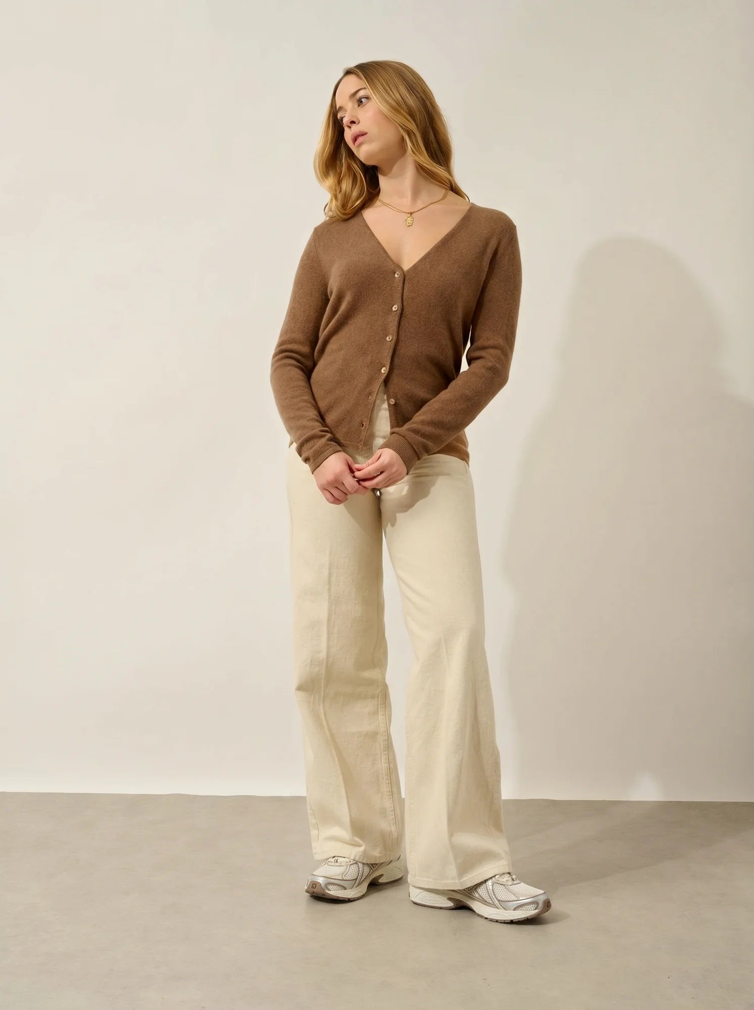 CHALAIS Strickjacke V-Ausschnitt Haselnussbraun