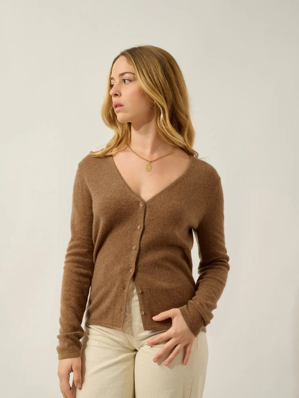 CHALAIS Strickjacke V-Ausschnitt Haselnussbraun