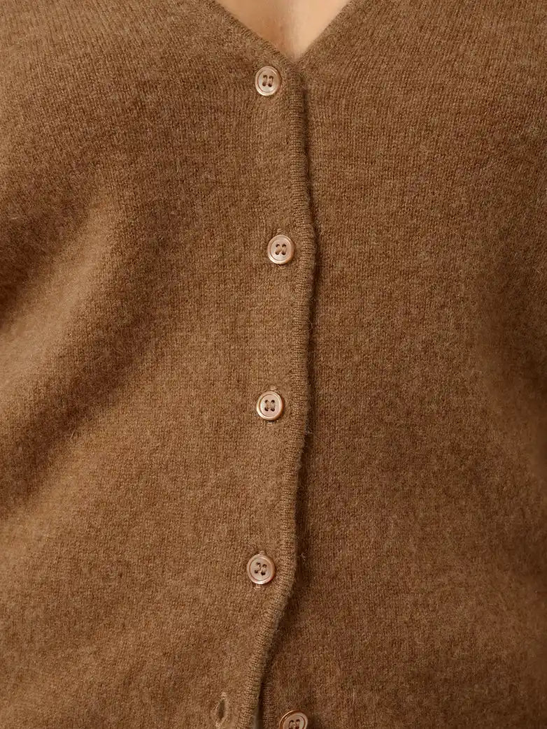 CHALAIS Strickjacke V-Ausschnitt Haselnussbraun