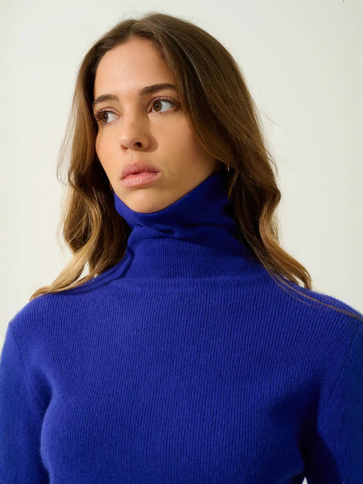 SUZIE pull col roulé indigo