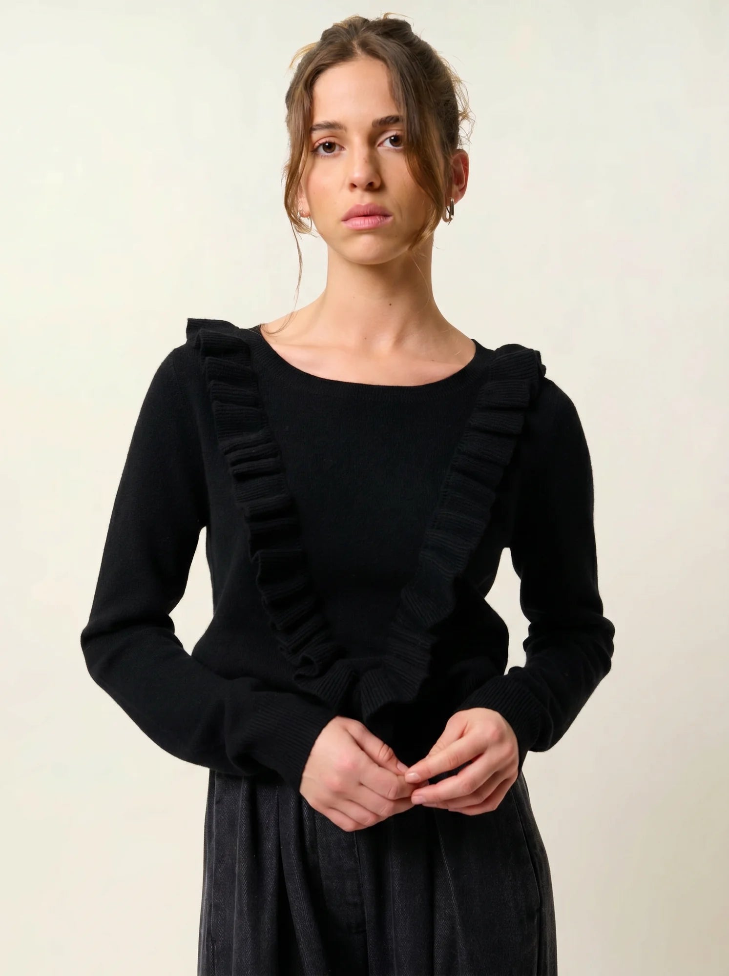 KNOTT sweater crew neck ruffled front black