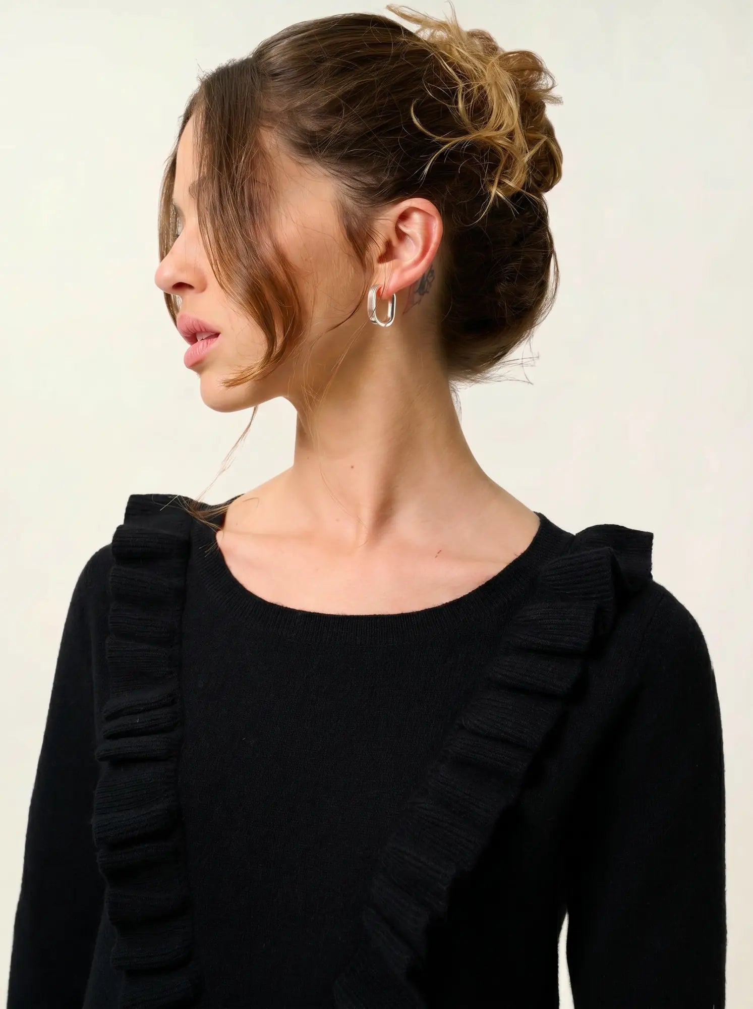 KNOTT sweater crew neck ruffled front black