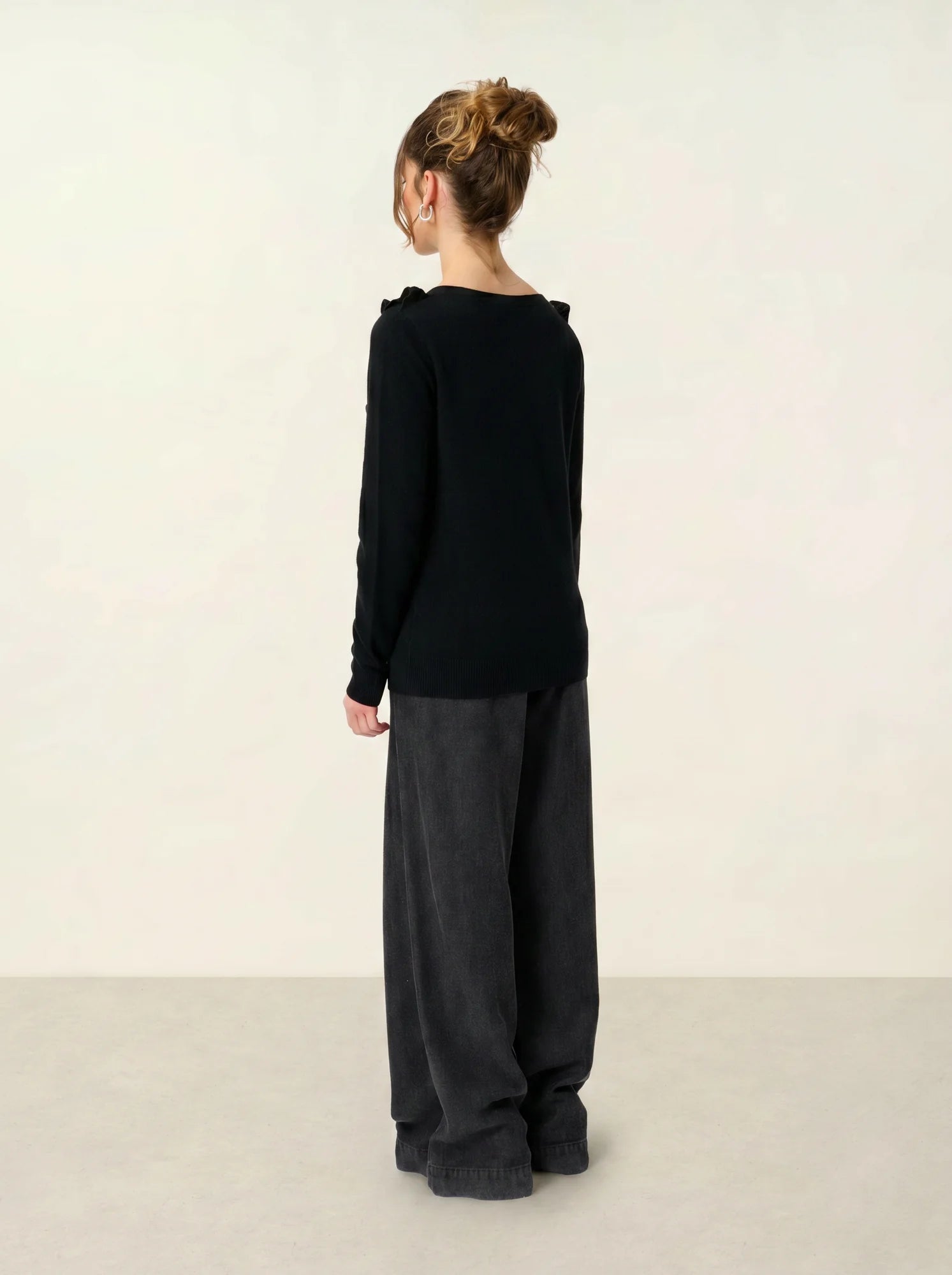 KNOTT sweater crew neck ruffled front black