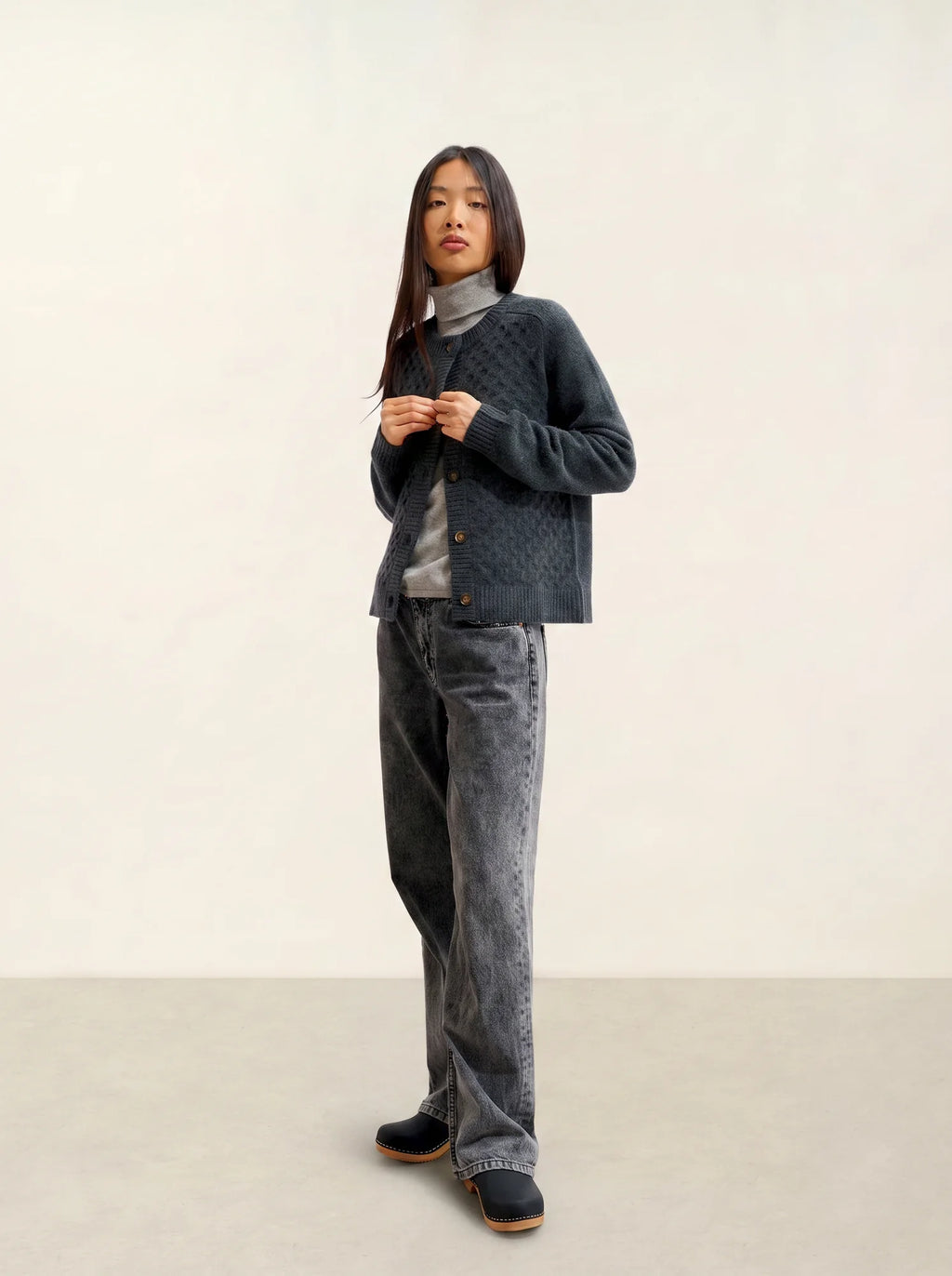 JINPA cardigan crew neck 8 ply heather carbon