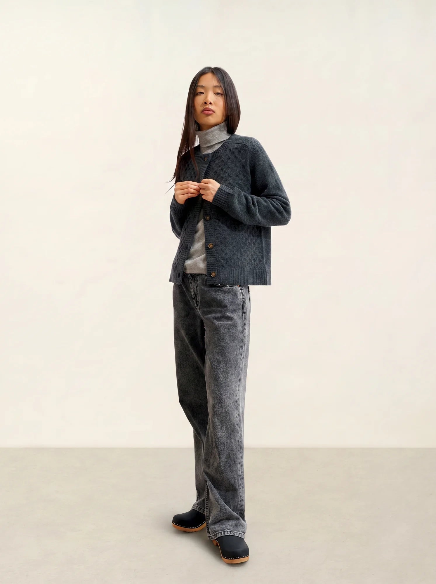 JINPA cardigan crew neck 8 ply heather carbon