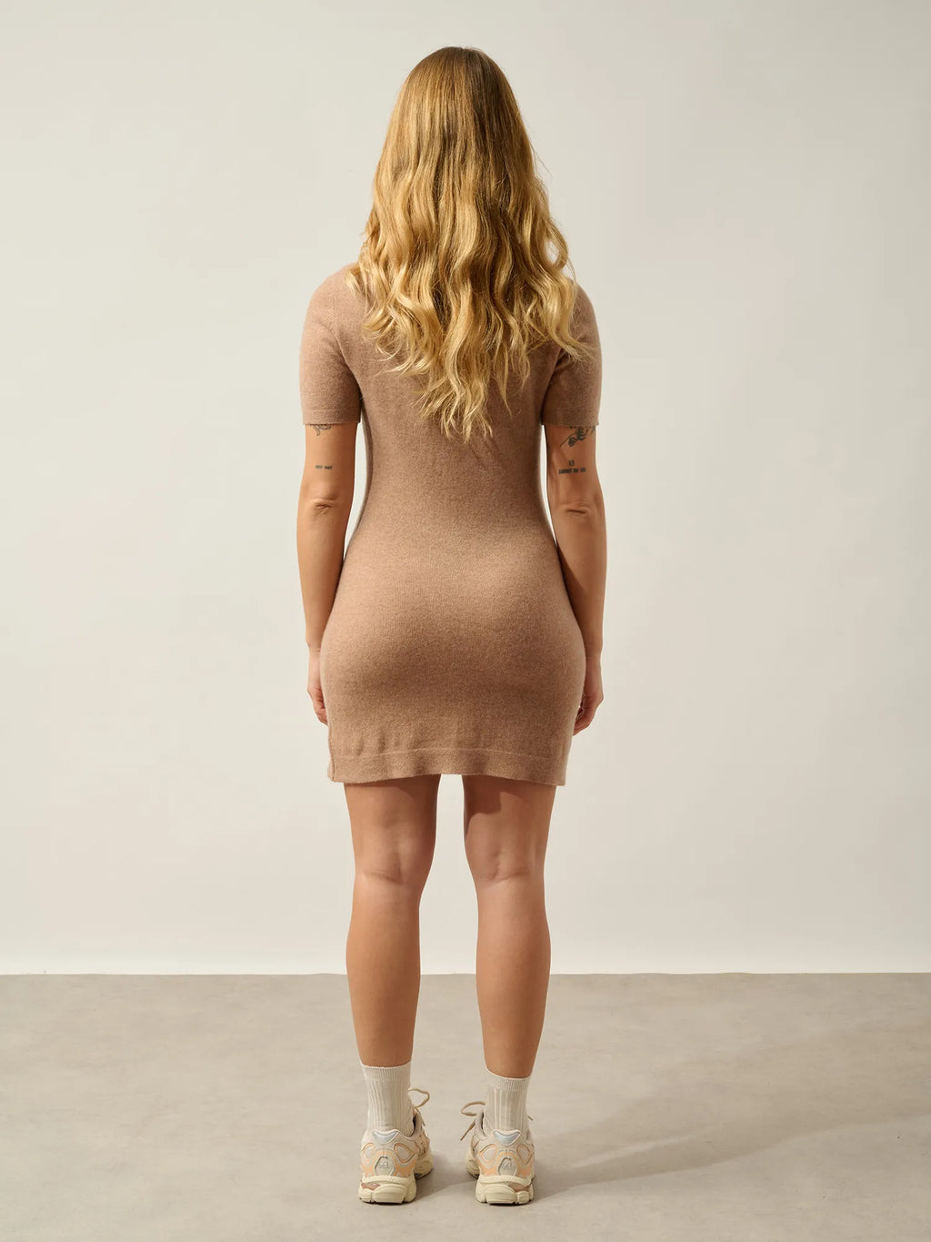 LYNN kleid rundhalsausschnitt kurzarm camel meliert