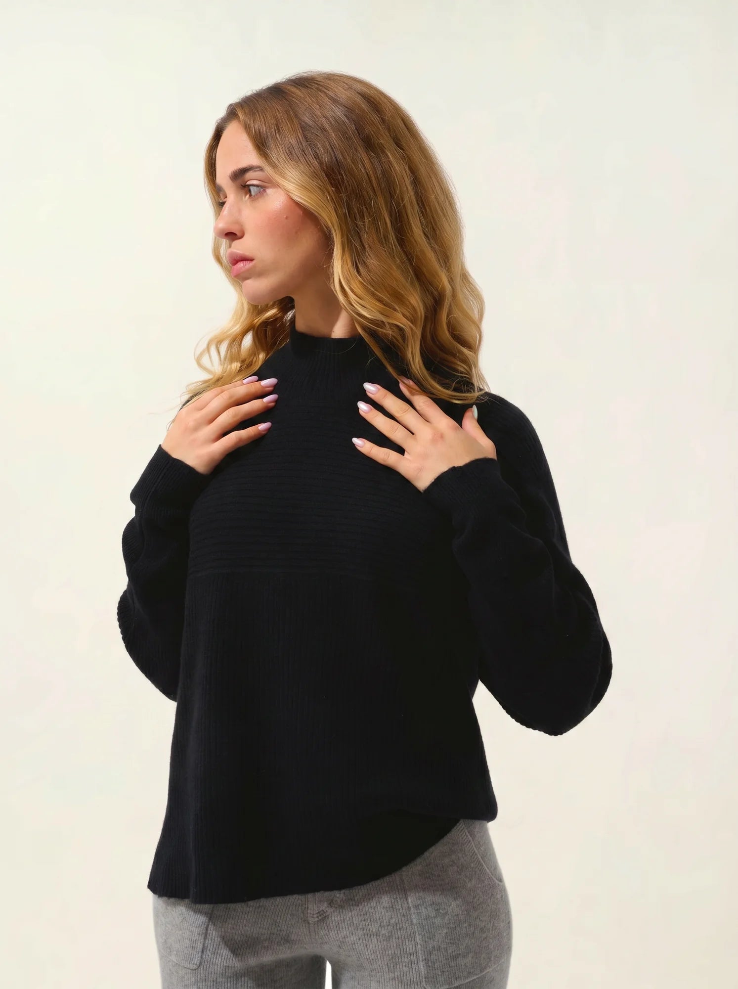 BENEDICTE pull col montant noir