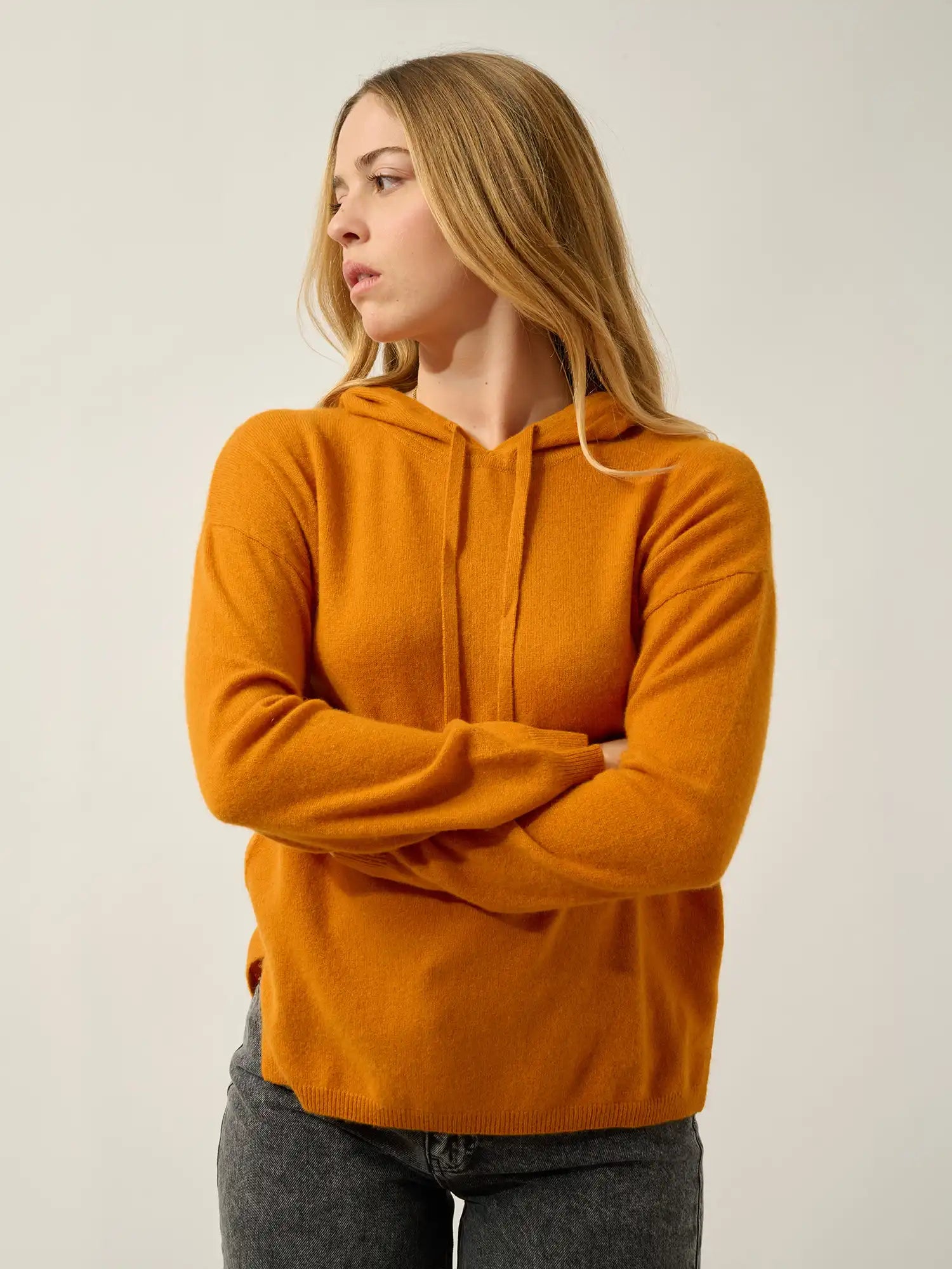 DORTE pullover mit kapuze ocker