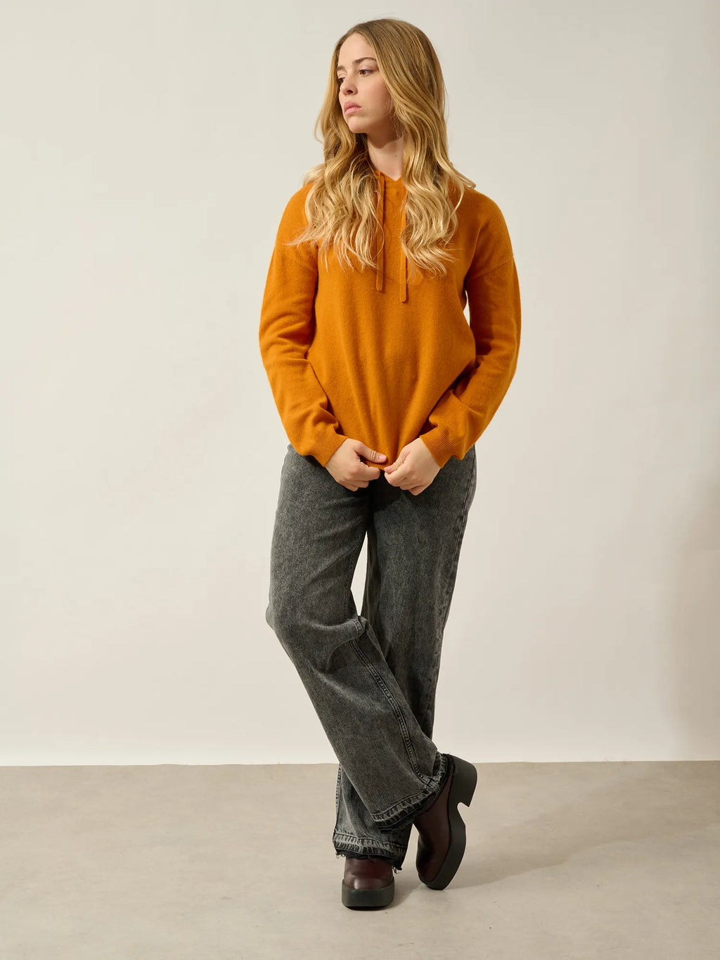 DORTE pullover mit kapuze ocker