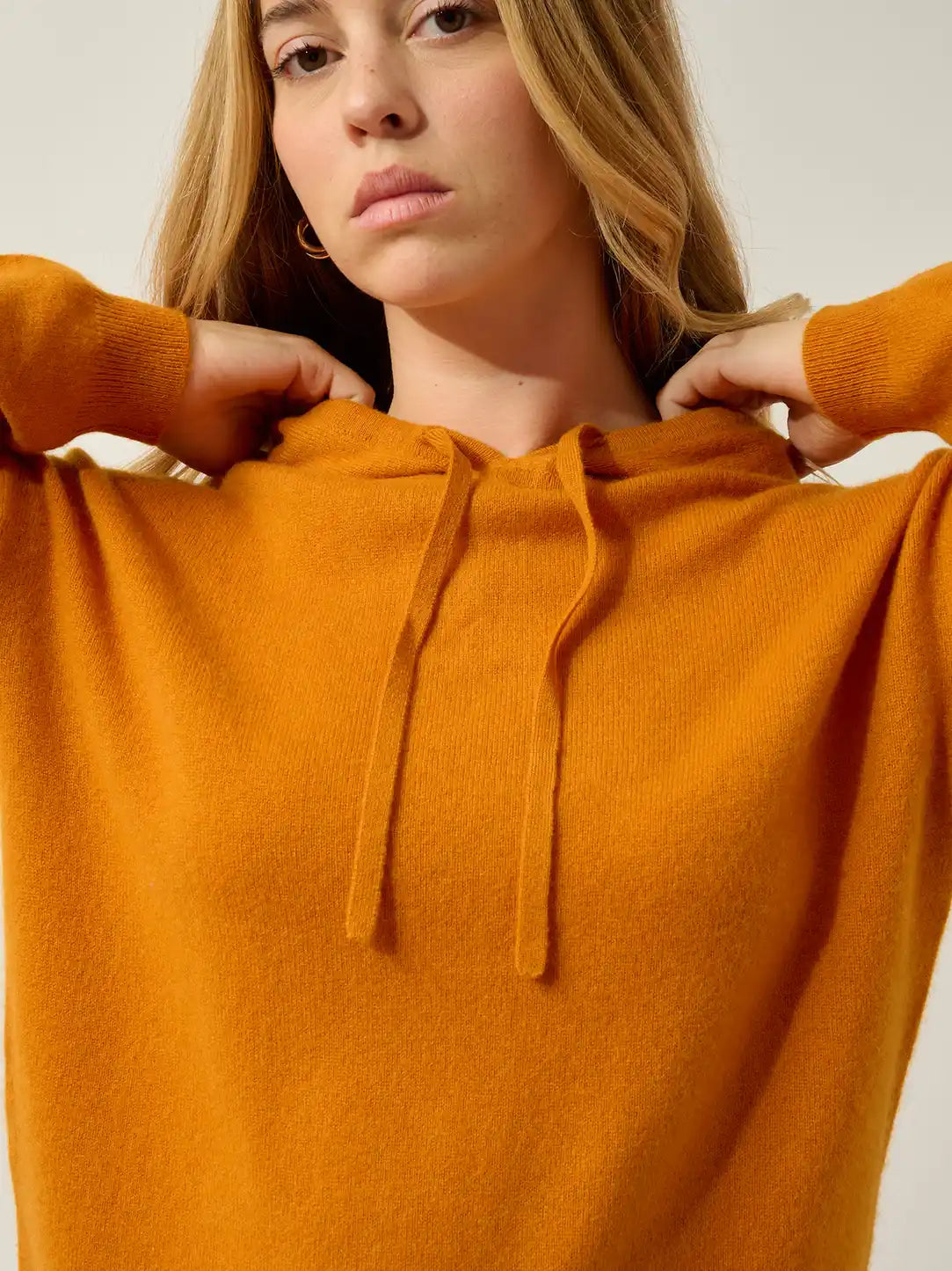 DORTE pullover mit kapuze ocker