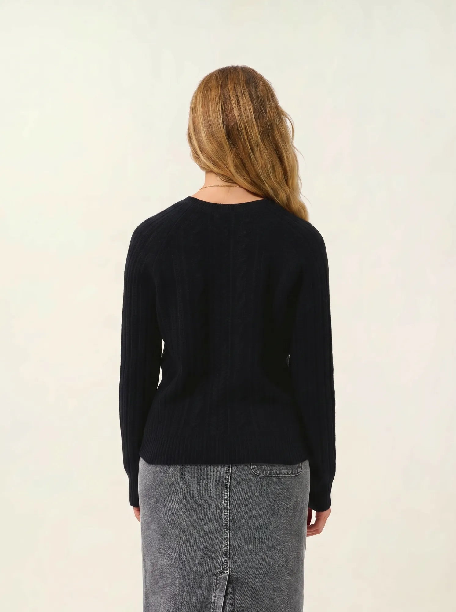 INDIRA sweater v-neck 6 ply black