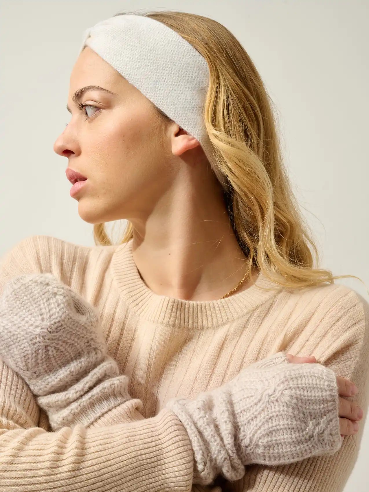 IRIS fingerless gloves 6 ply heather beige