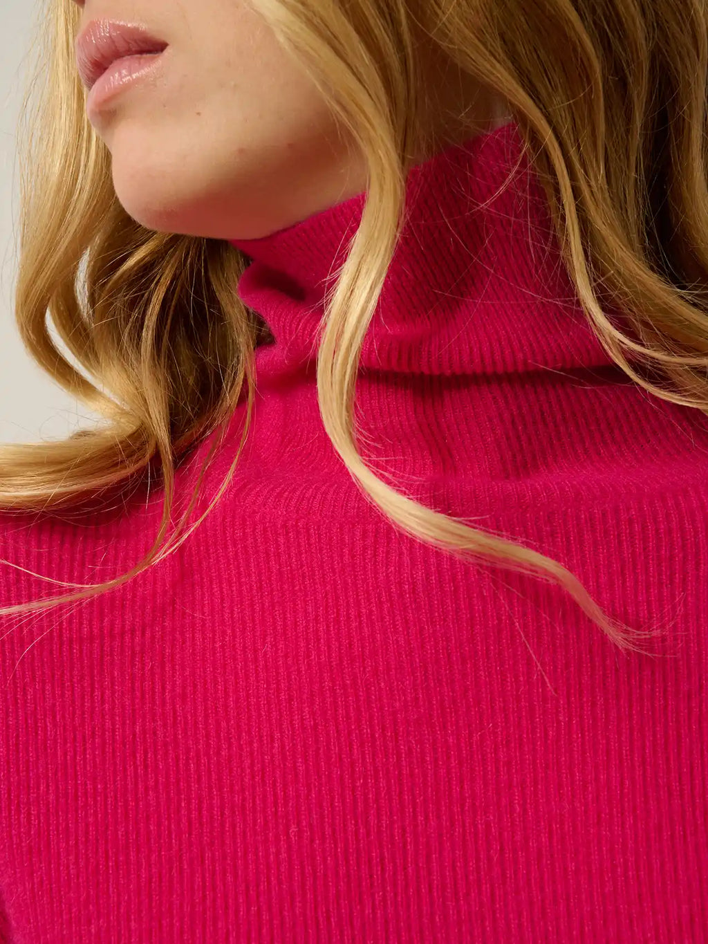 SUZIE pull col roulé fuchsia
