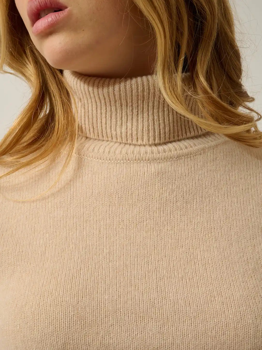 TED pull col roulé 4 fils sable