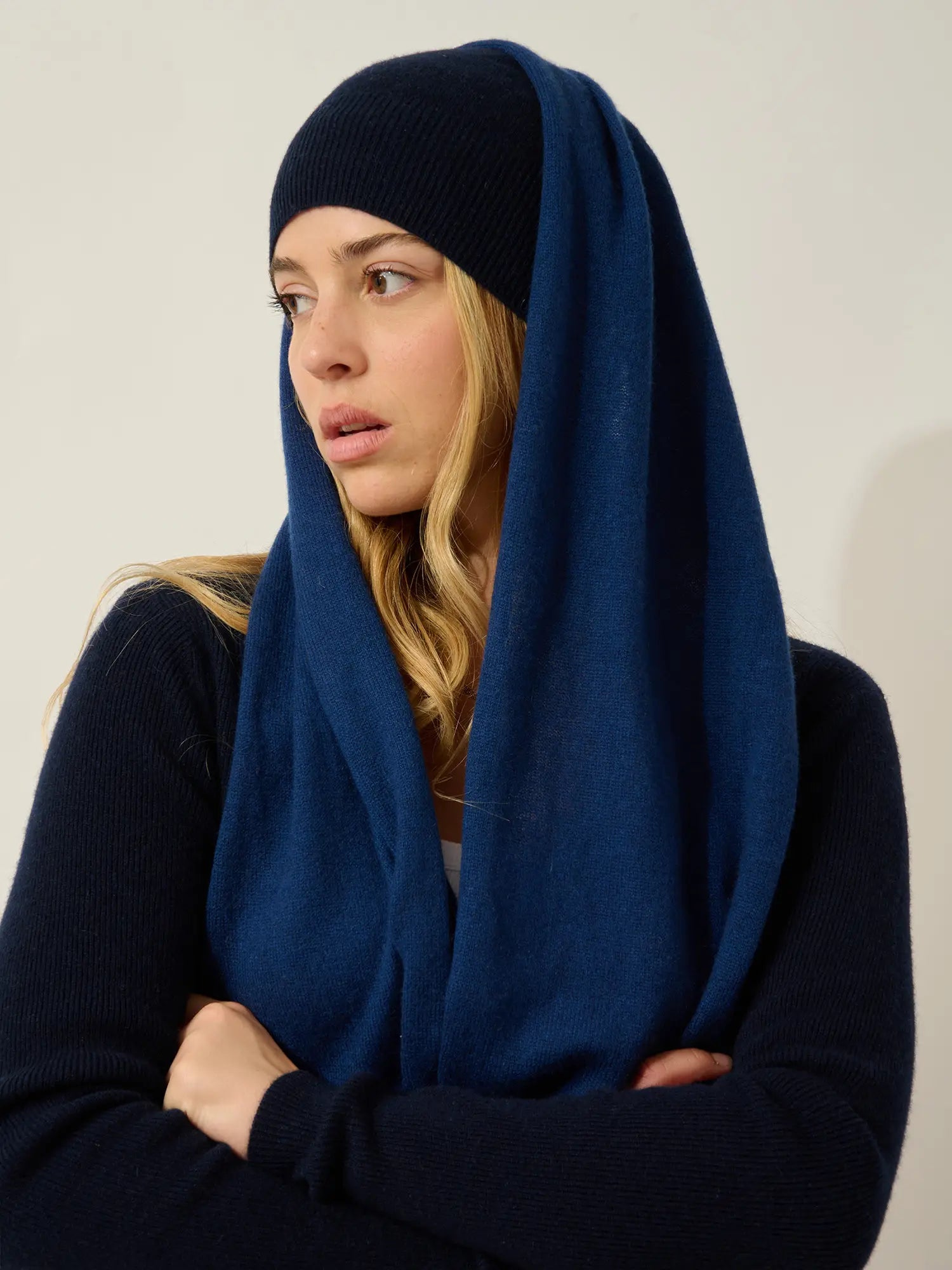 MANTI bonnet bleu marine