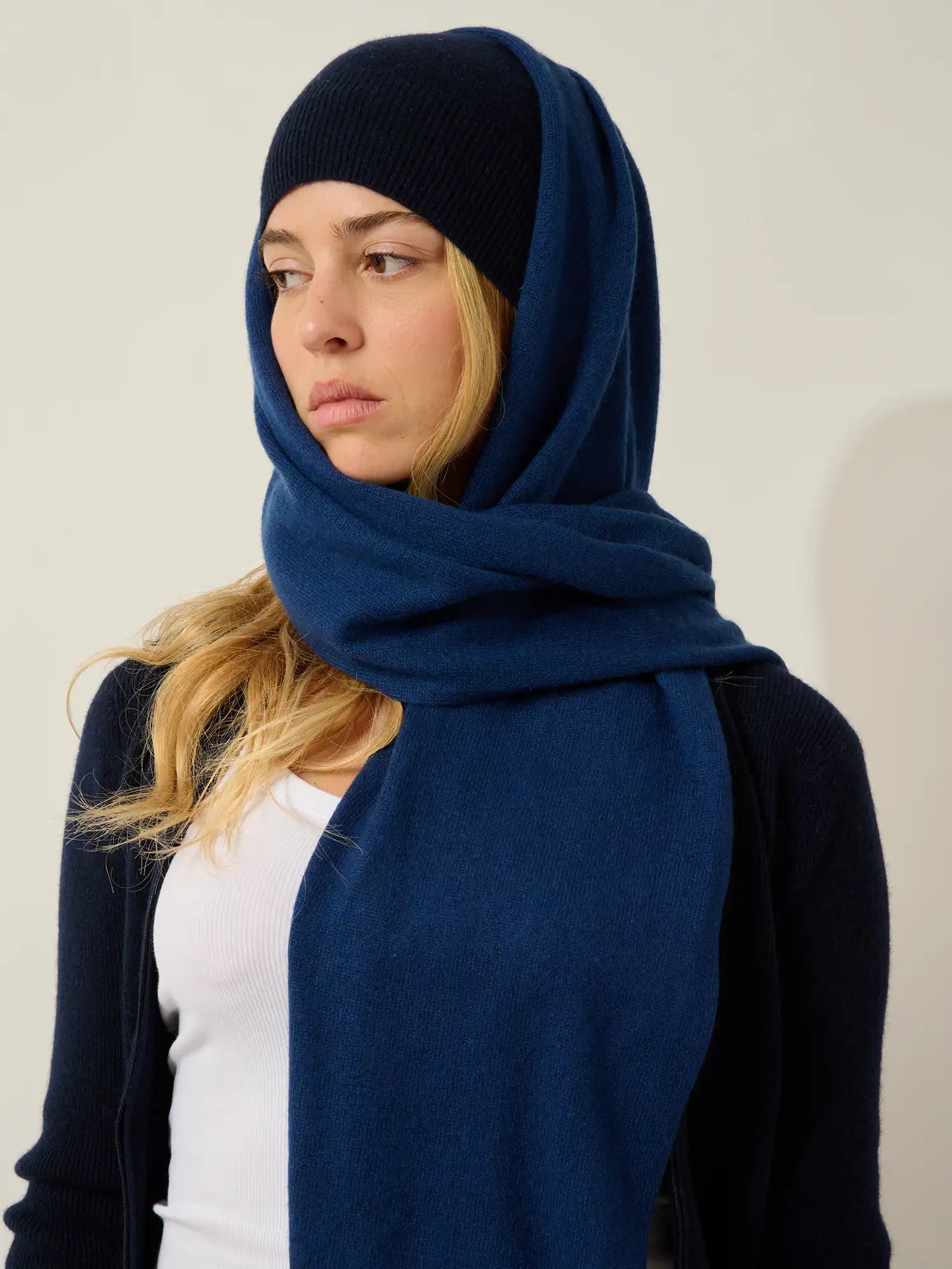 MANTI bonnet bleu marine