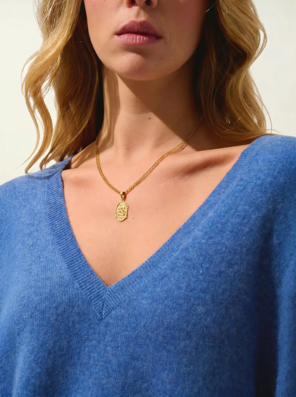 GIEGN Pullover V-Ausschnitt vorne und hinten Denimblau