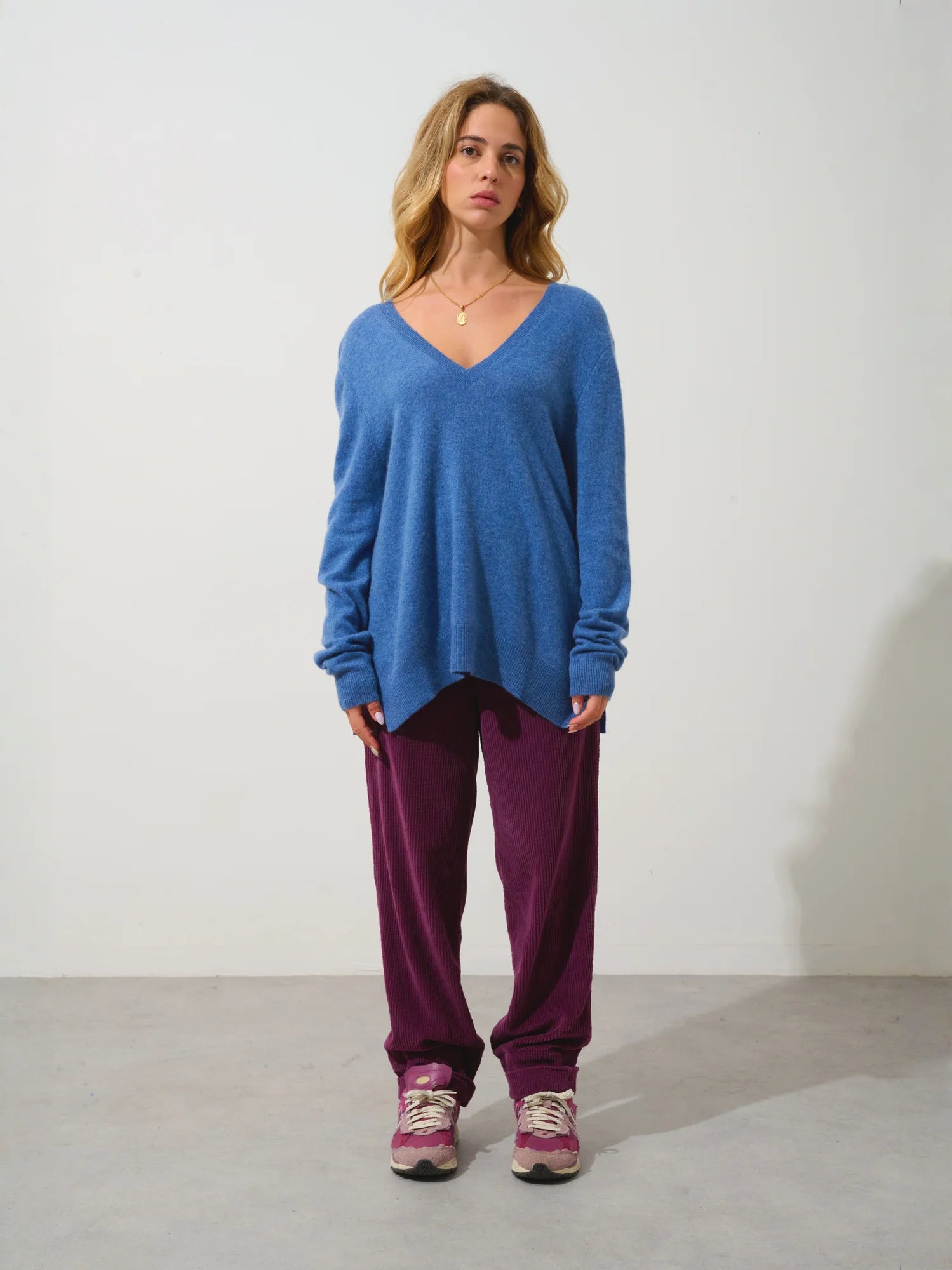 GIEGN Pullover V-Ausschnitt vorne und hinten Denimblau