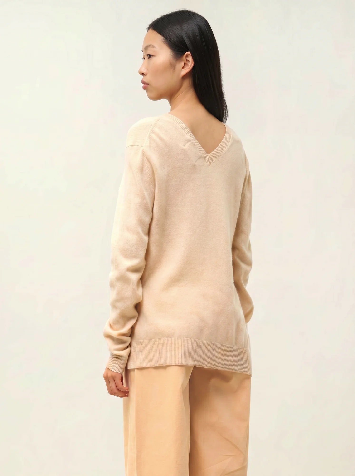 GIEGN Pullover V-Ausschnitt vorne und hinten Sand