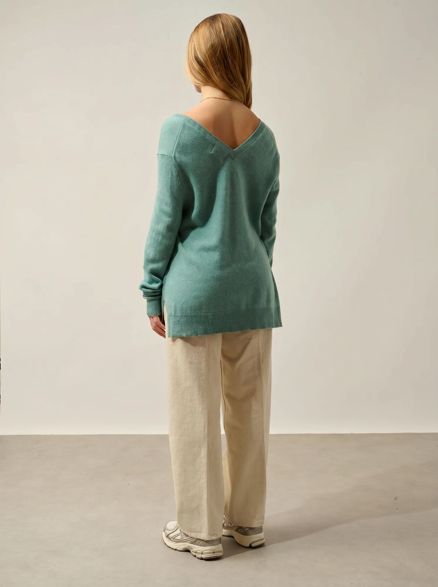 GIEGN Sweater V-Neck Front and Back Heather Green