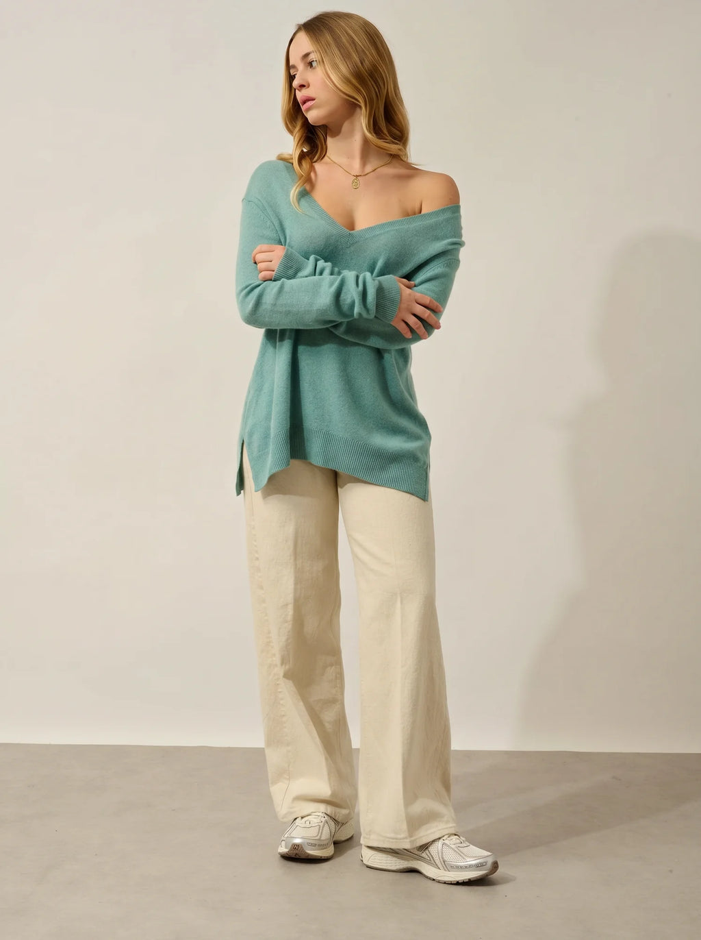 GIEGN Sweater V-Neck Front and Back Heather Green