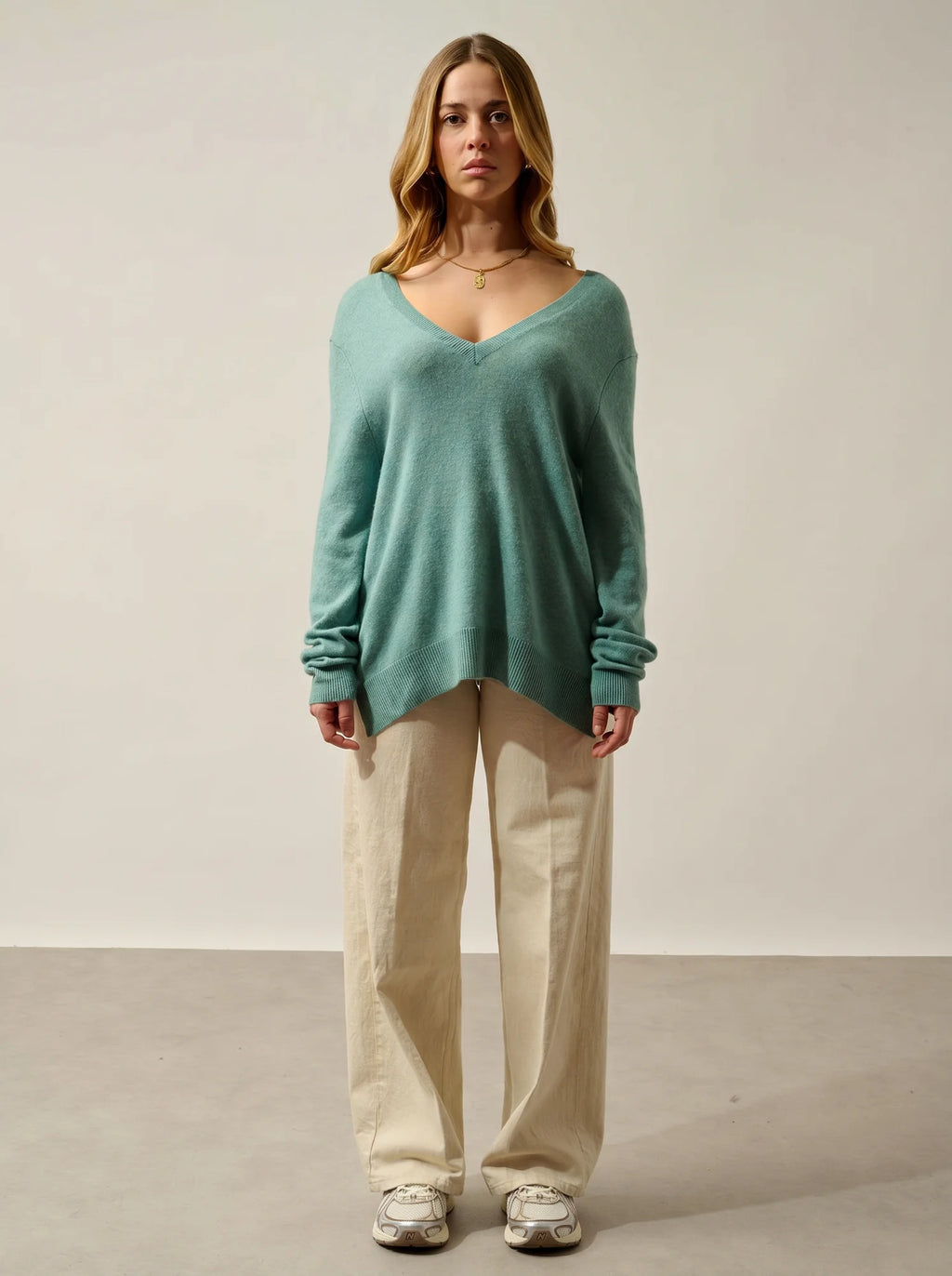 GIEGN Sweater V-Neck Front and Back Heather Green