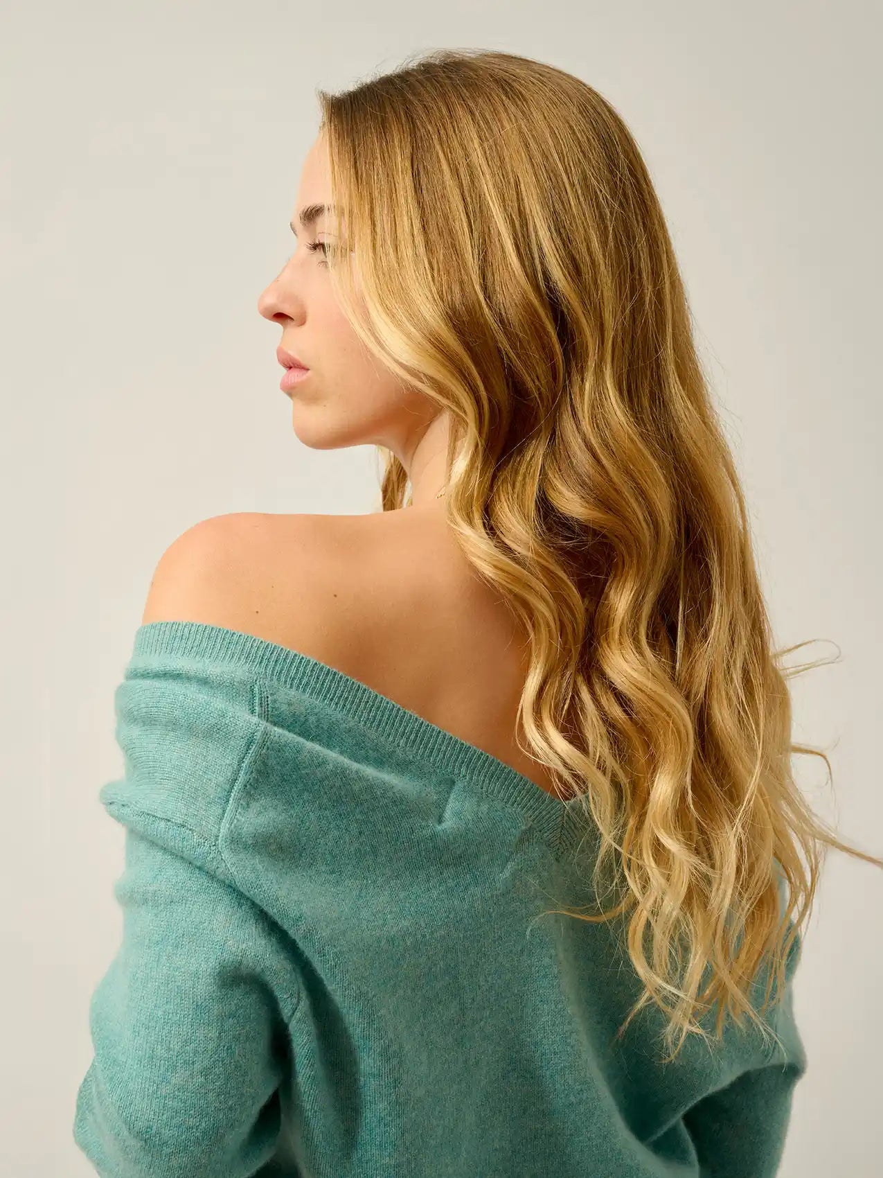 GIEGN Sweater V-Neck Front and Back Heather Green