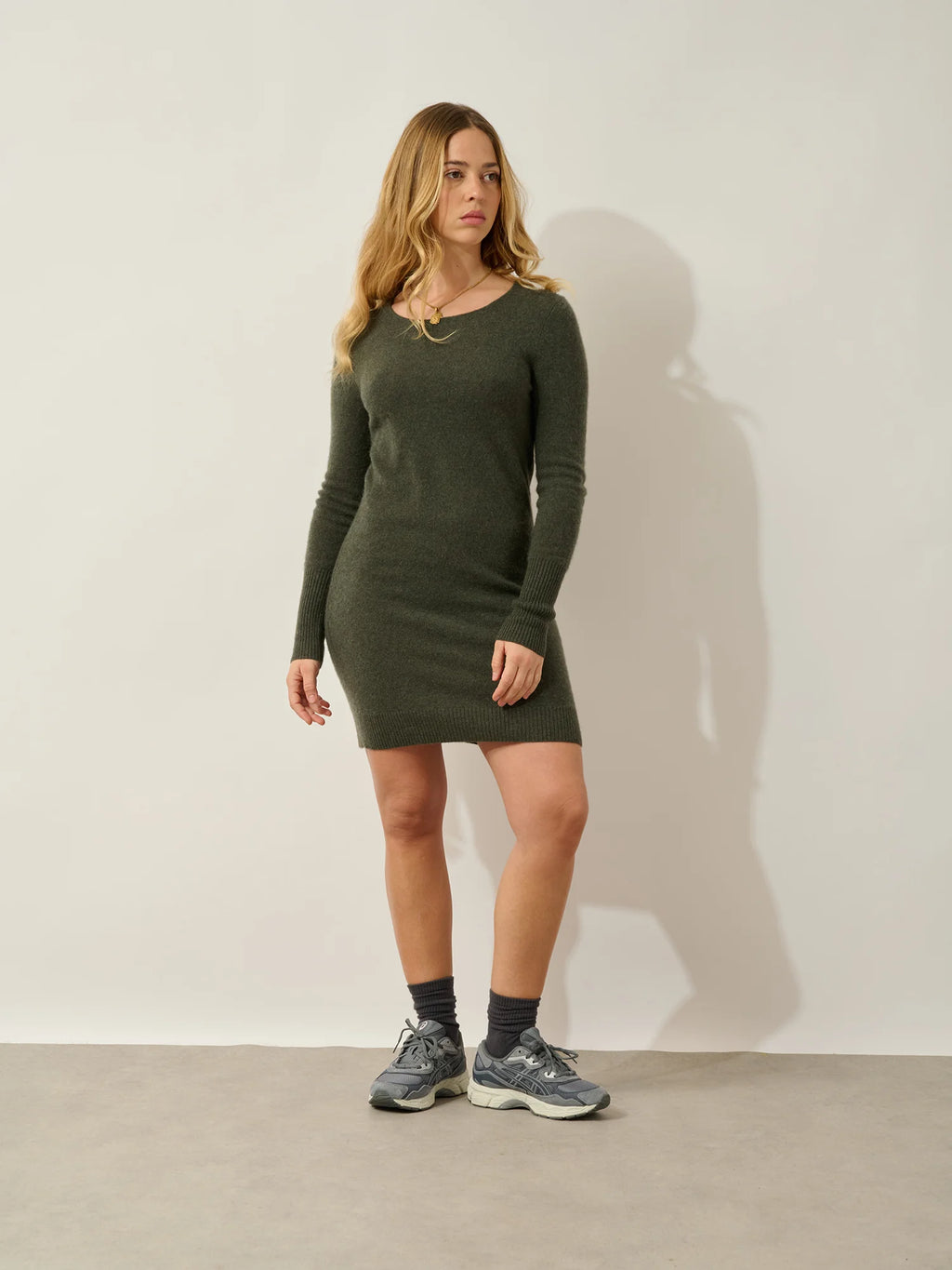 ARMET kleid rundhalsausschnitt khaki meliert