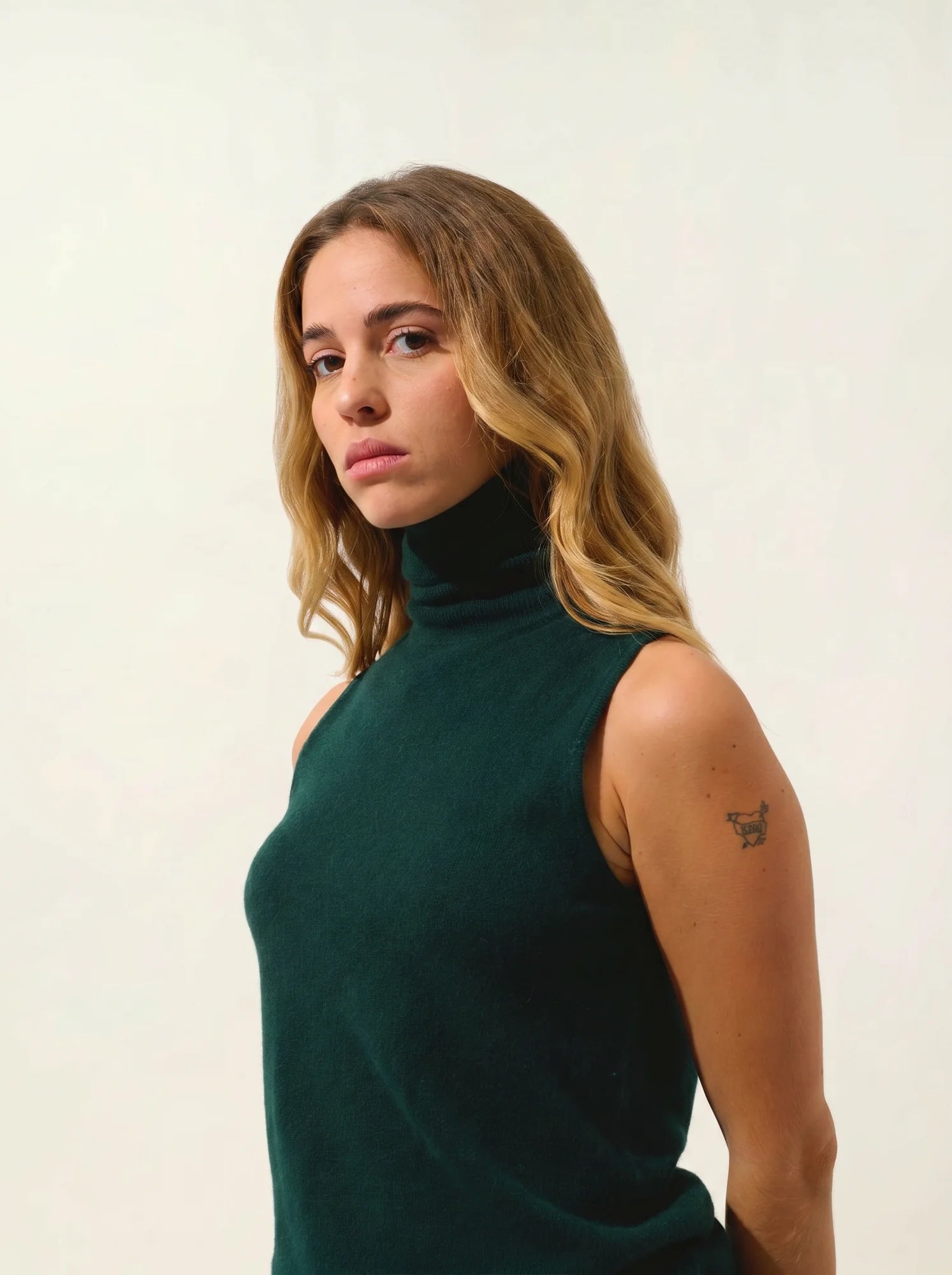 CAPUCIN pull col roulé sans manches cyprès