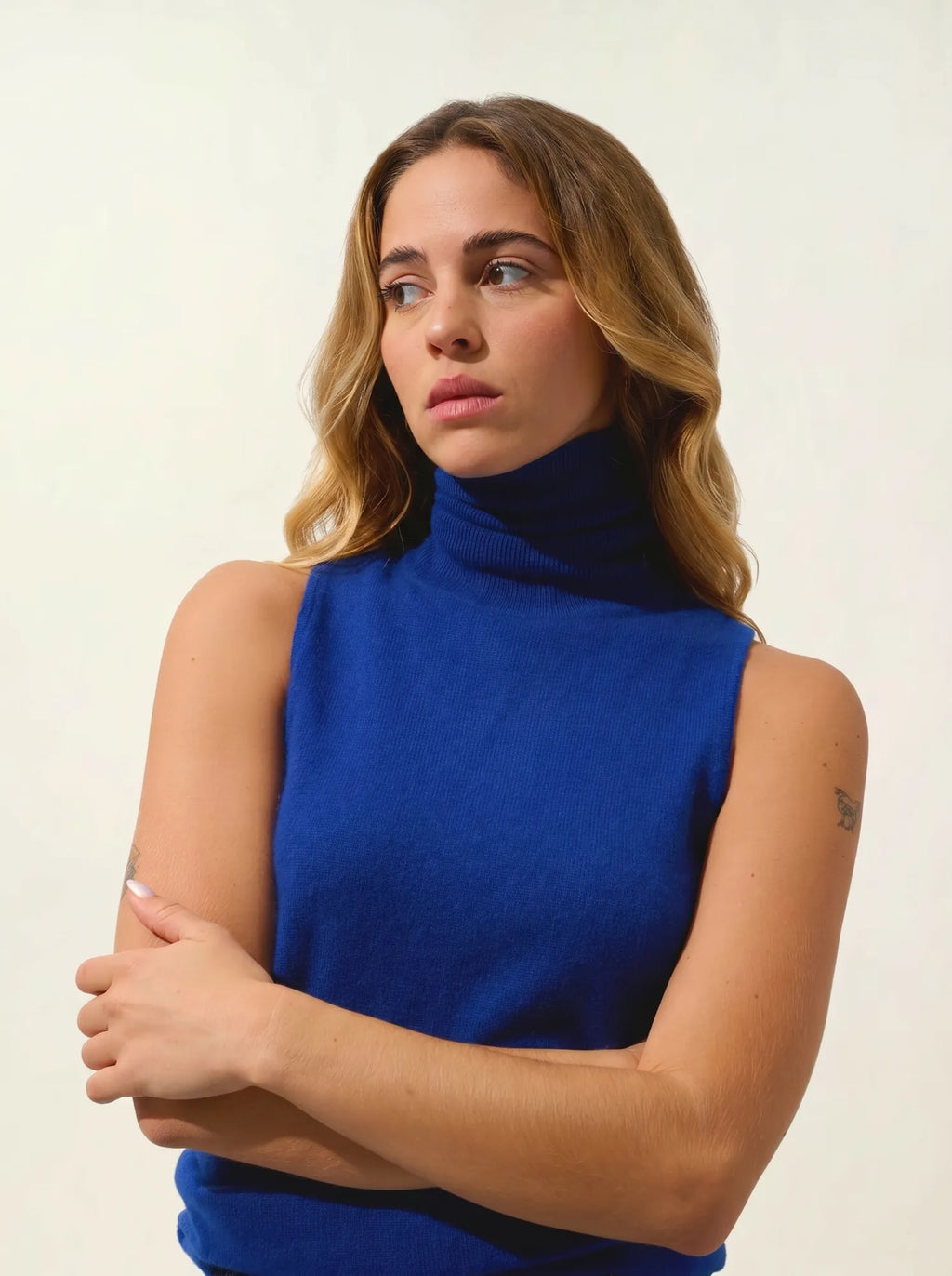 CAPUCIN pull col roulé sans manches outremer
